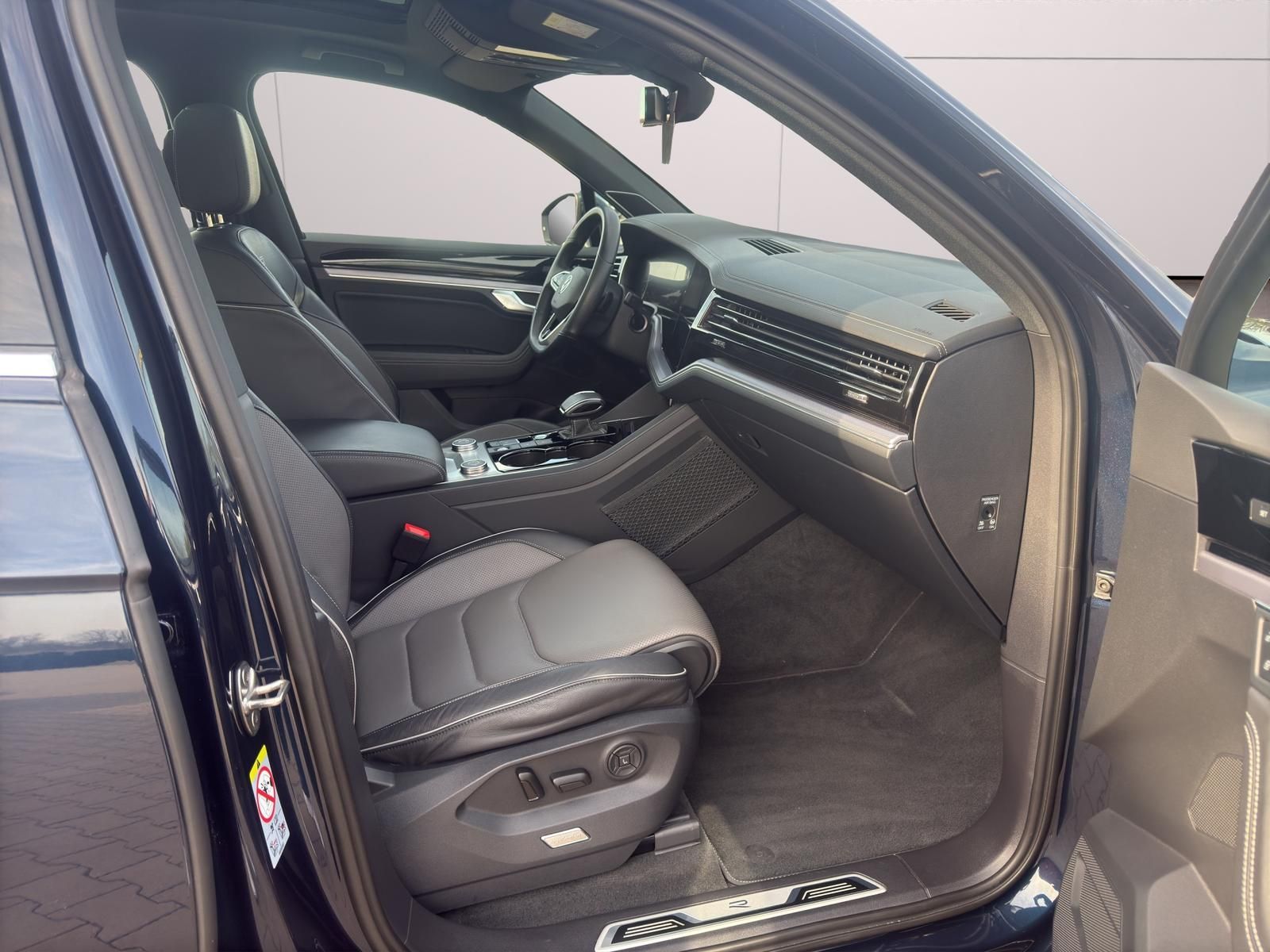 Volkswagen Touareg 3.0V6 TDI DSG R-LINE 4x4*ST.HZG*PANO*360