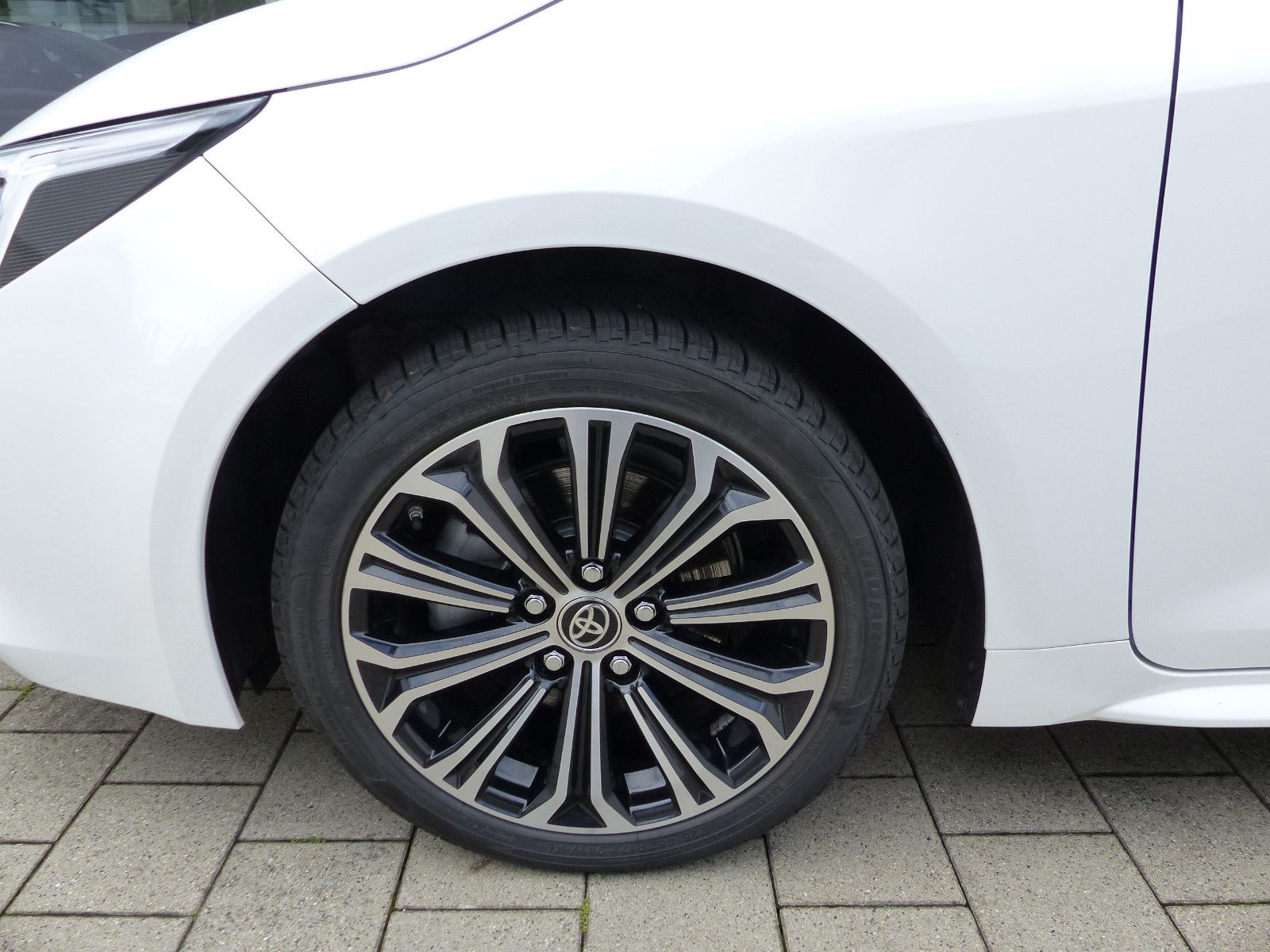 Toyota Corolla TS 2.0 Hybrid Team D Navi Totwinkel PDC