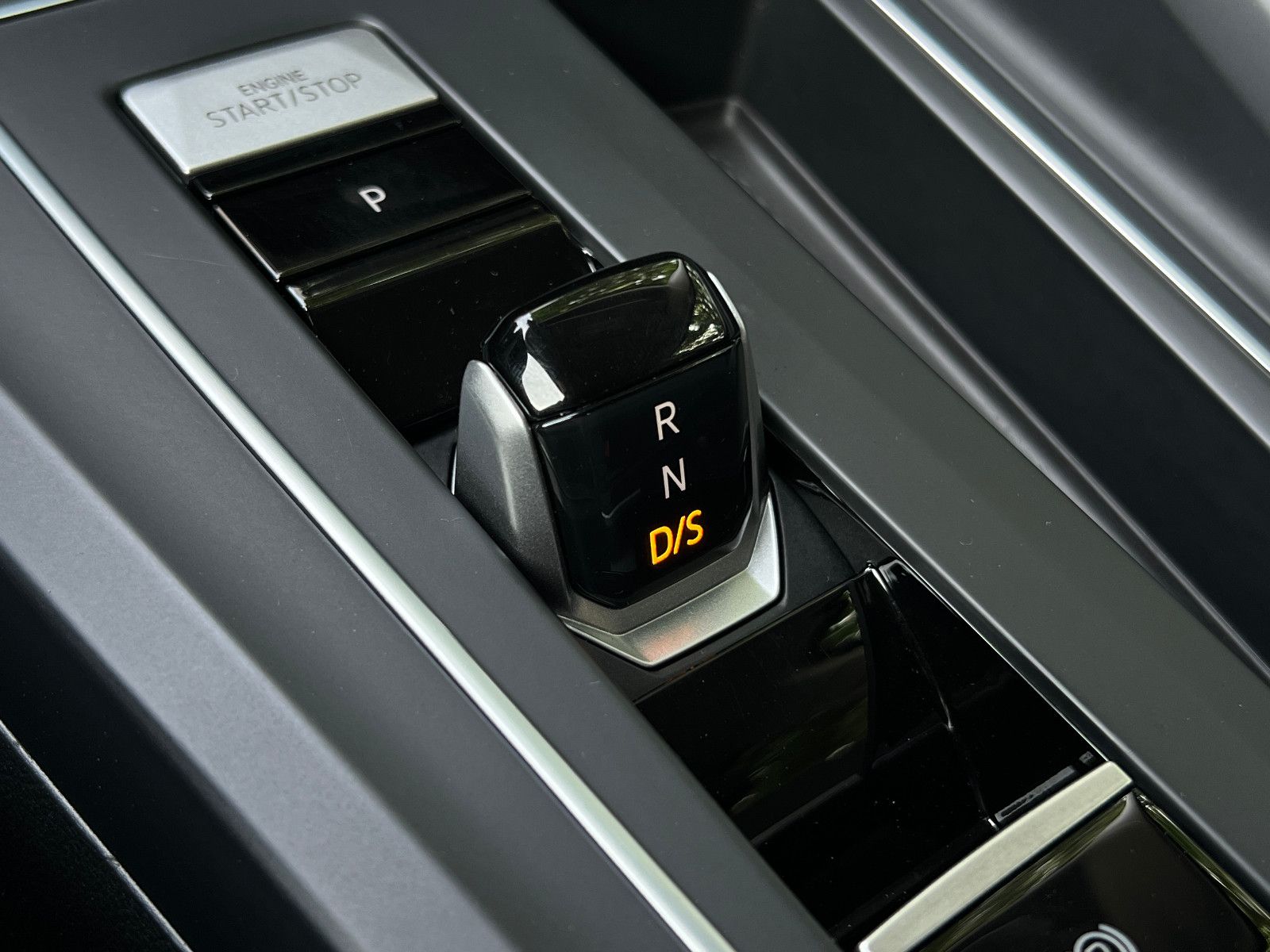 Volkswagen Golf VIII R-Line - Samsaru's Car Outlet