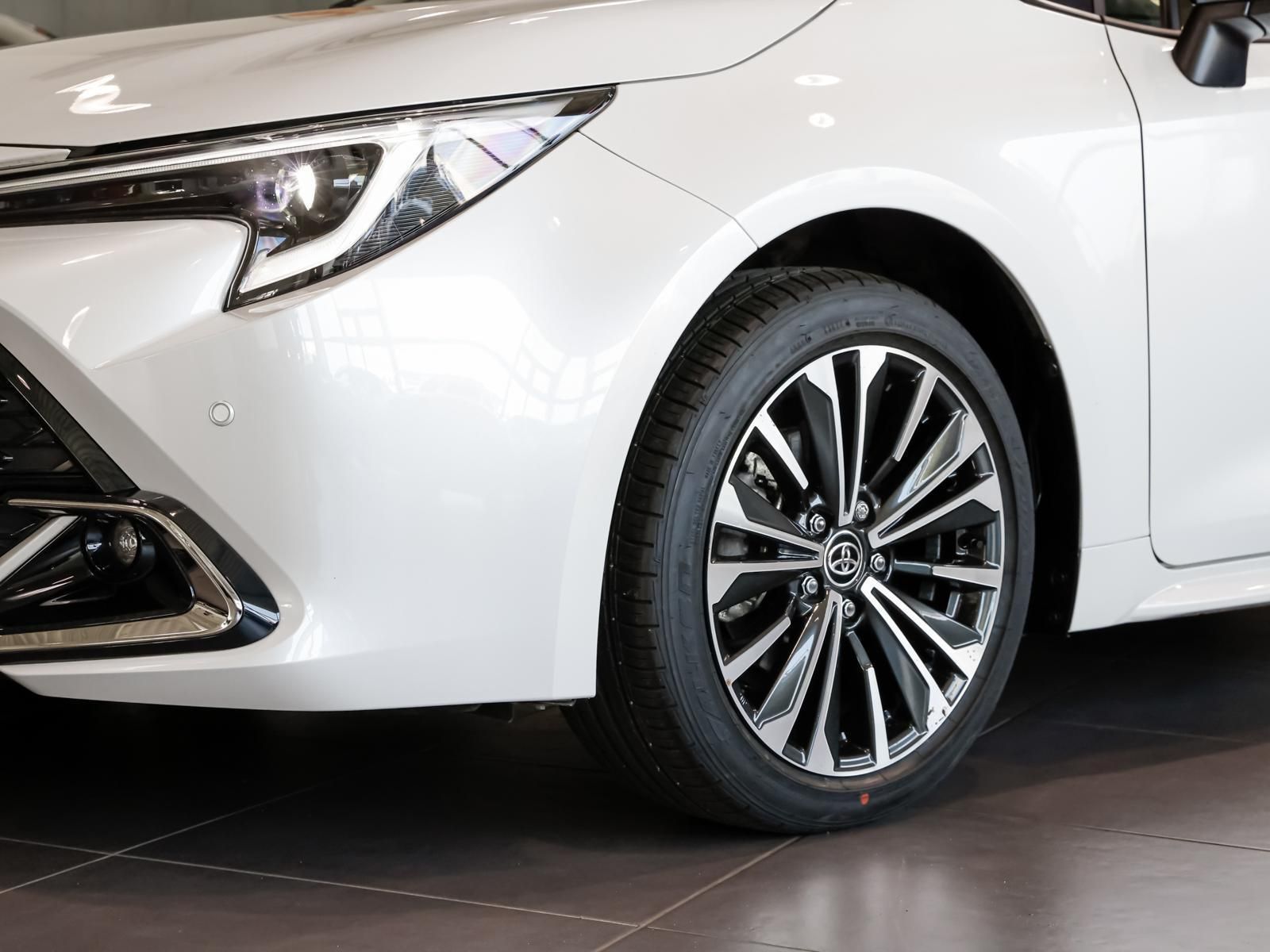Toyota Corolla TS 1.8 Hybrid Black&White NAVI PDC KLIMA