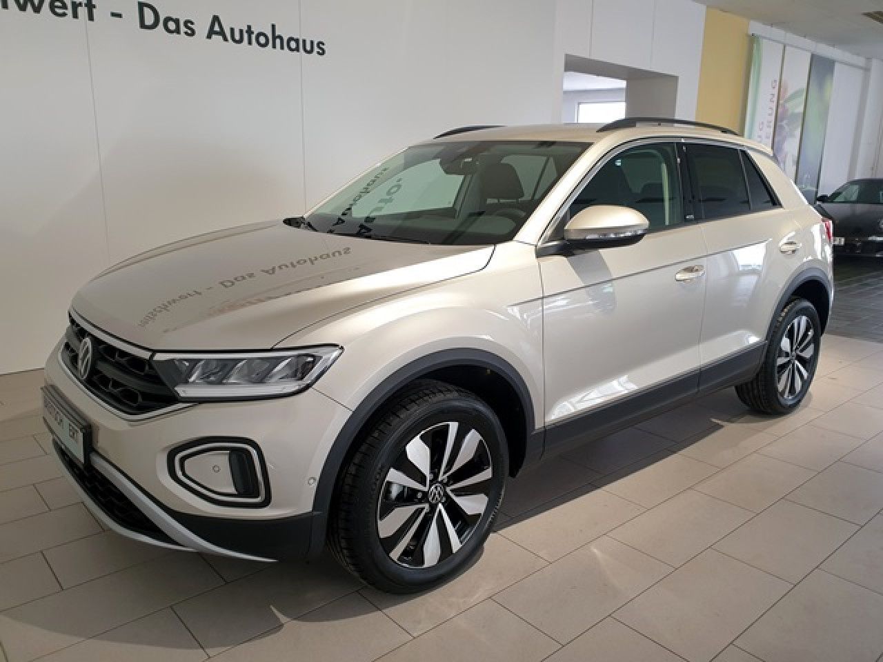 Volkswagen T-Roc 1.5 TSI Move DSG - Samsaru's Car Outlet