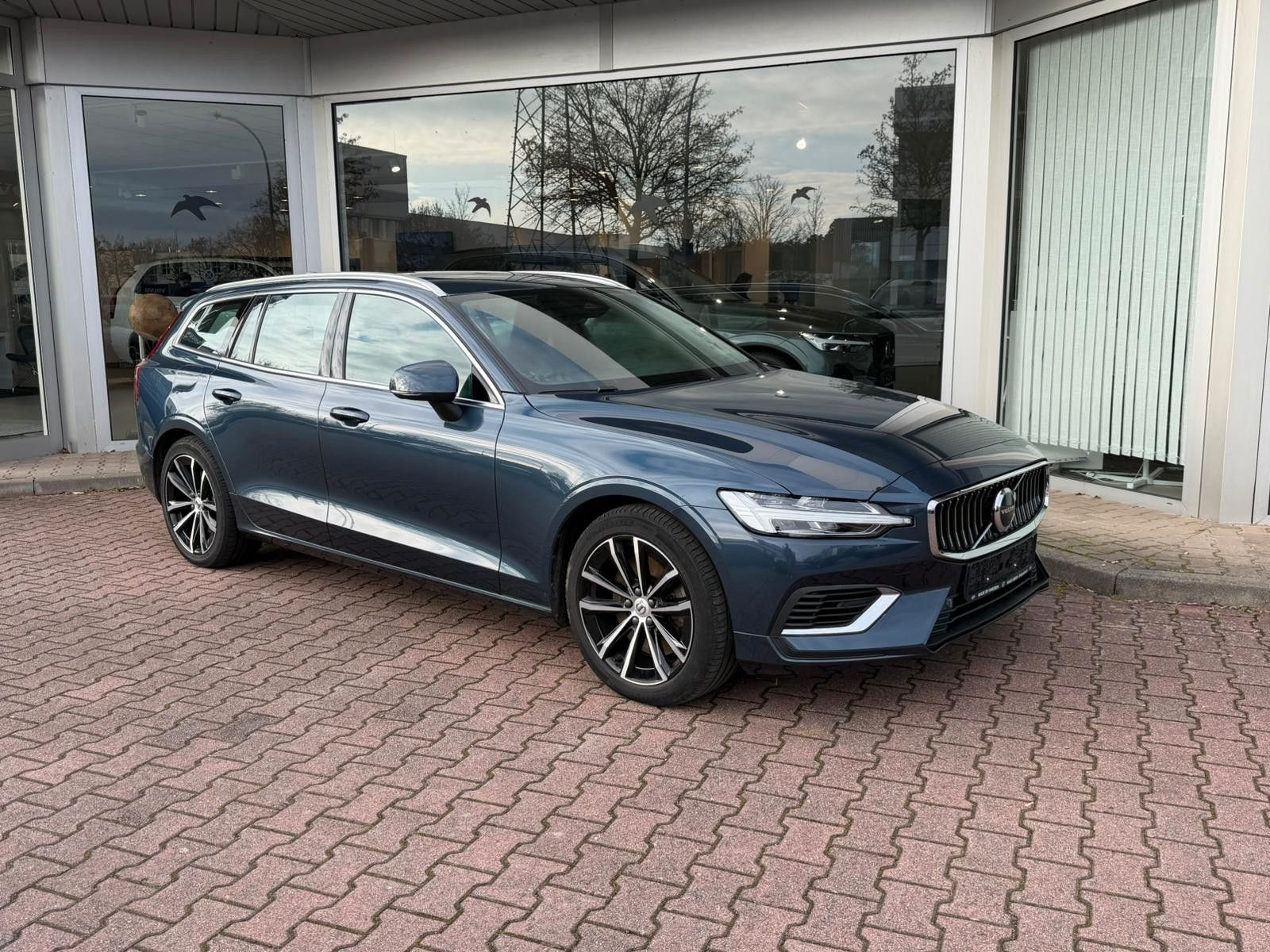 Volvo V60 T6 AWD Recharge Core Auto