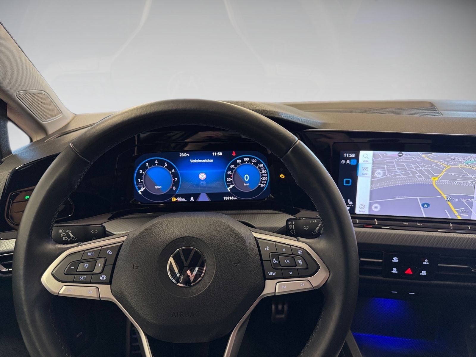 Volkswagen Golf VIII 1.5 TSI Active - Samsaru's Car Outlet