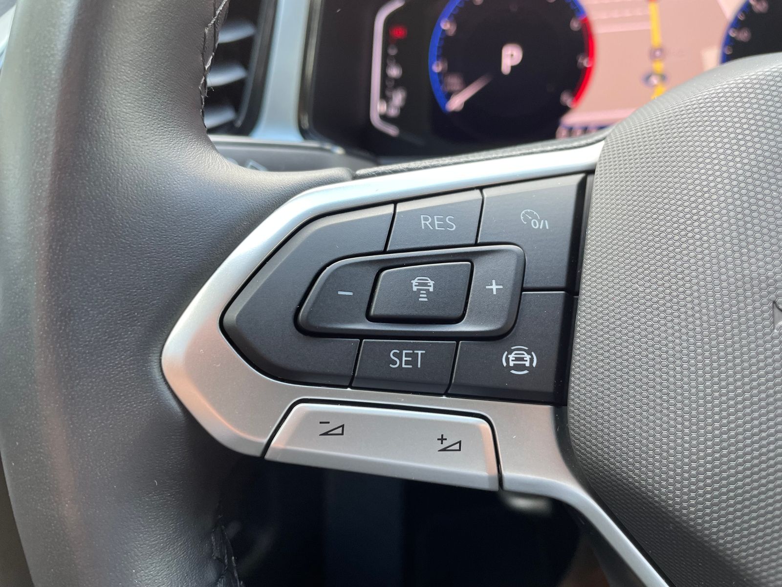 Volkswagen T-Roc 1.5 TSI Life DSG - Samsaru's Car Outlet