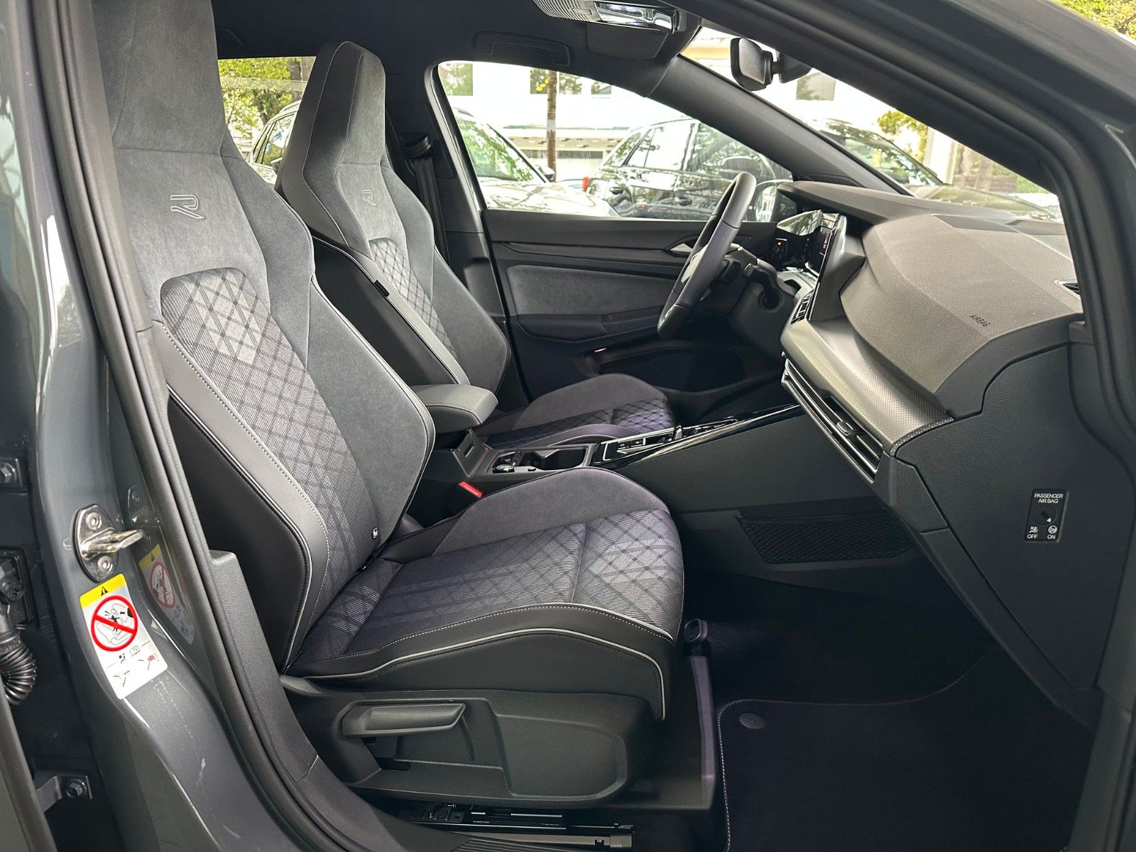 Volkswagen Golf VIII 1.5 eTSI OPF DSG R-Line - Samsaru's Car Outlet