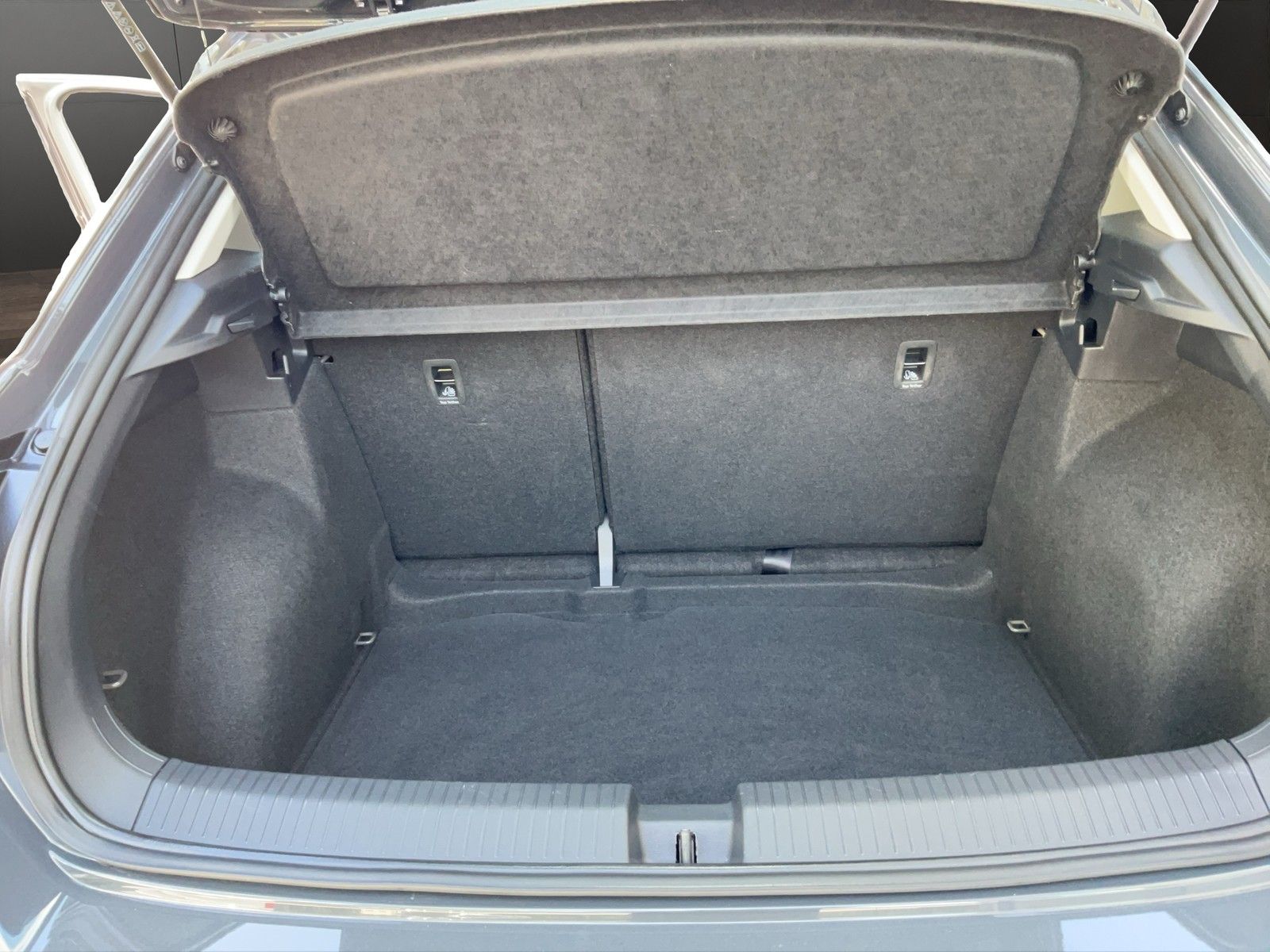 Volkswagen T-Roc 1.0 TSI - Samsaru's Car Outlet