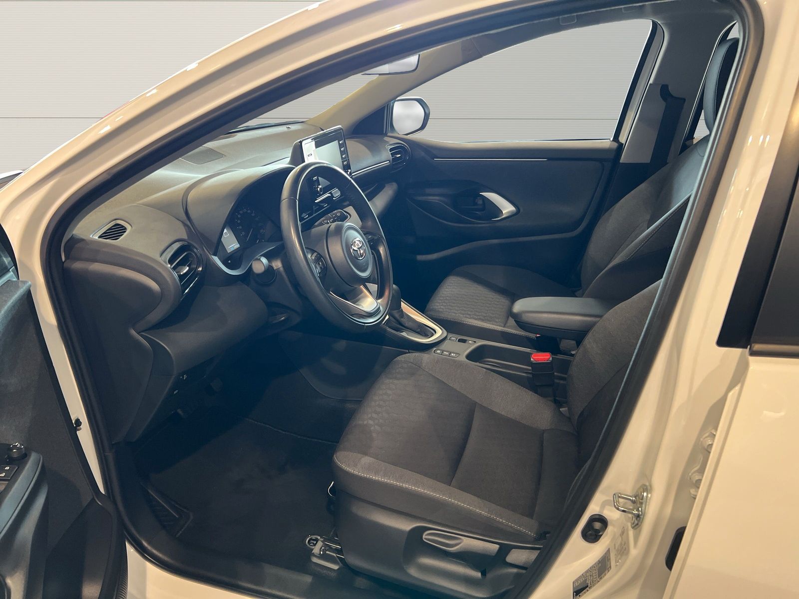 Toyota Yaris 1.5 Hybrid Business Edition - Samsaru's Car Outlet