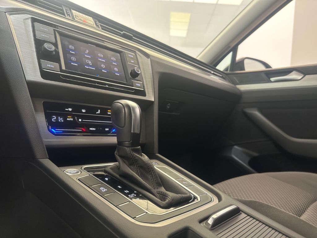 Volkswagen Passat AUTOMATIK - Samsaru's Car Outlet