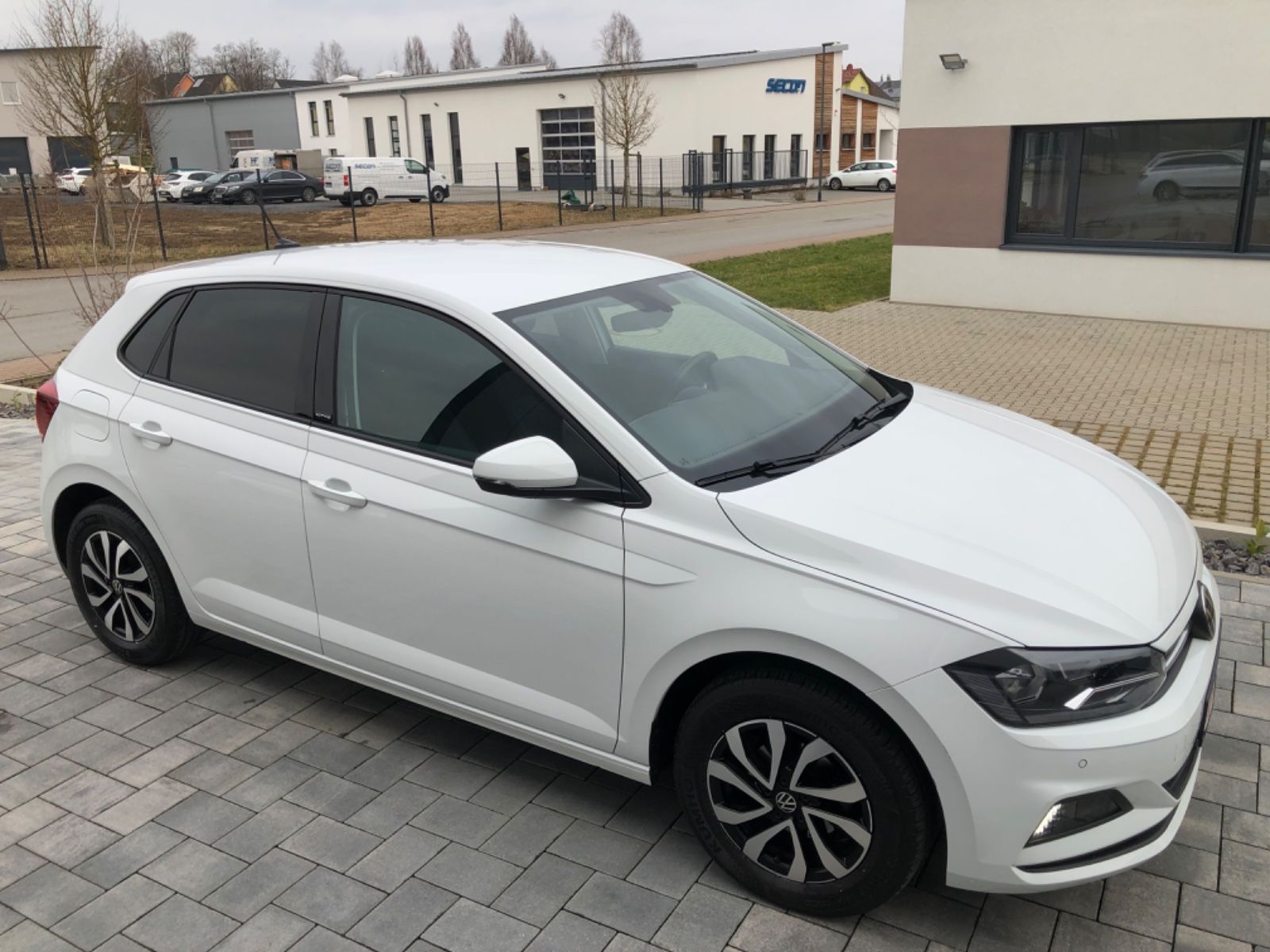 Volkswagen Polo VI Active - Samsaru's Car Outlet