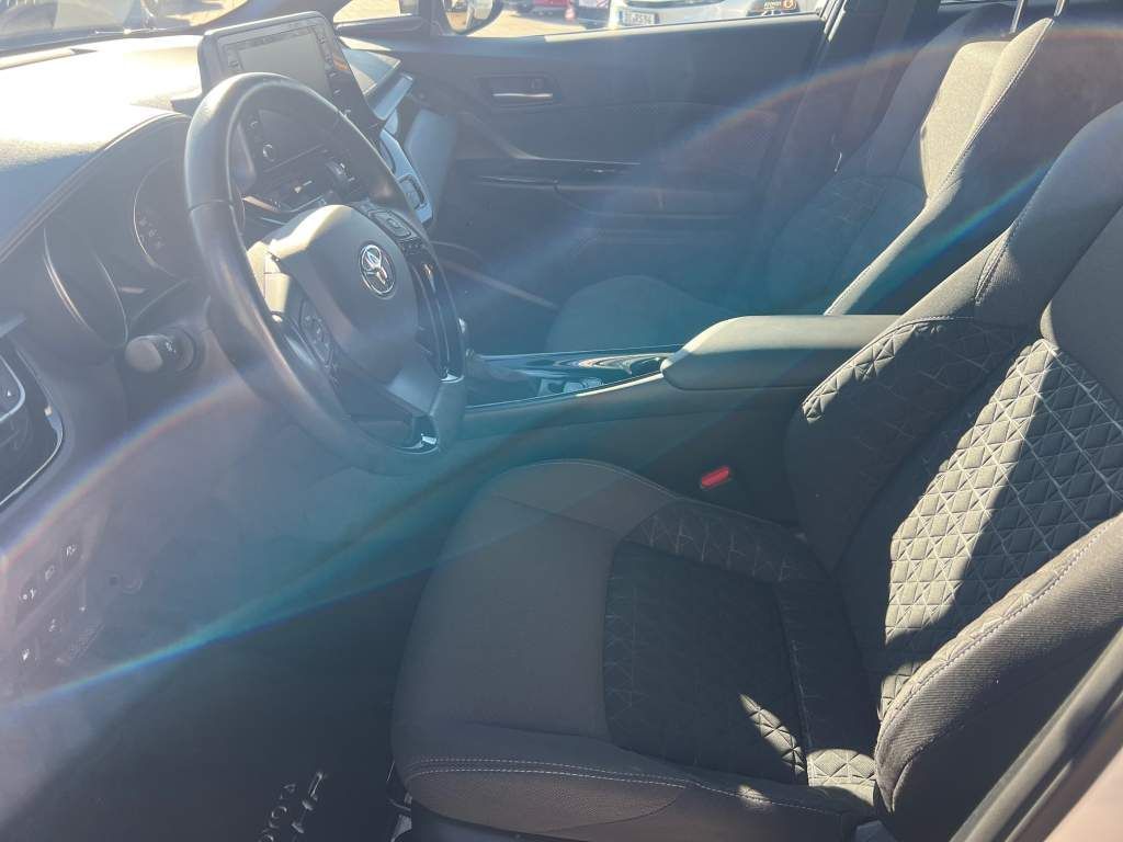 Toyota C-HR Hybrid Style - Samsaru's Car Outlet