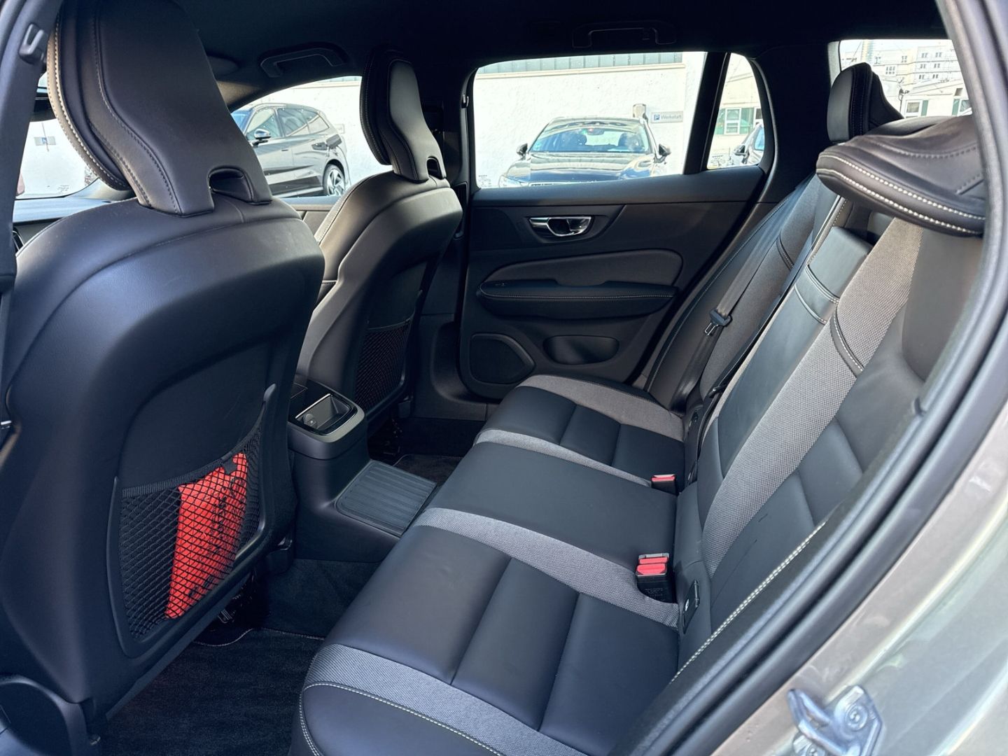 Volvo V60 Recharge T6 R Design Kombi Plug-In Hybrid AW