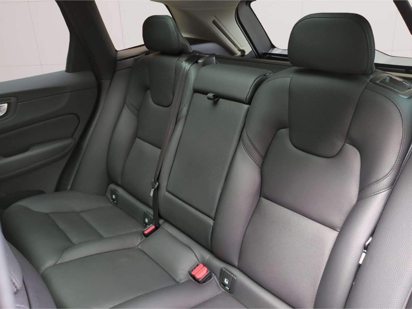 Volvo XC60 B4 AWD Ultimate Dark *Luft*AHK*SH*BLIS*360*