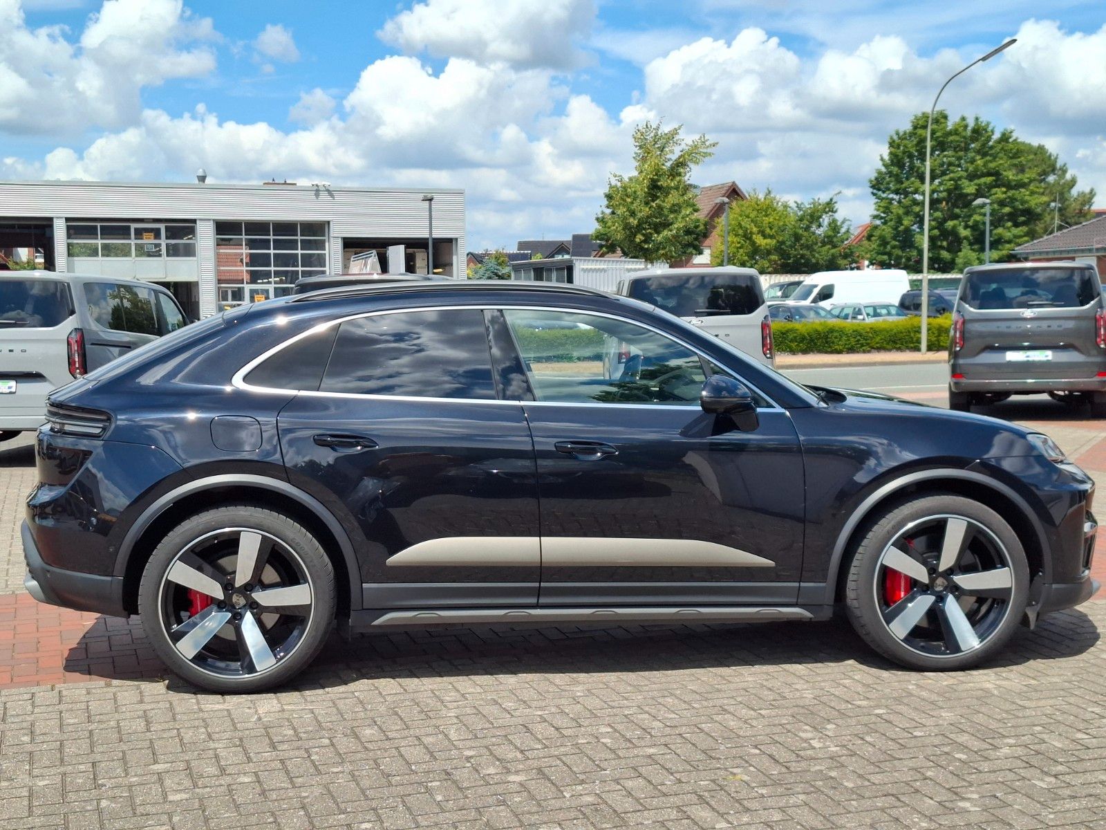Porsche Macan E Turbo Burmester Sitzlüftung  HA-Lenkung