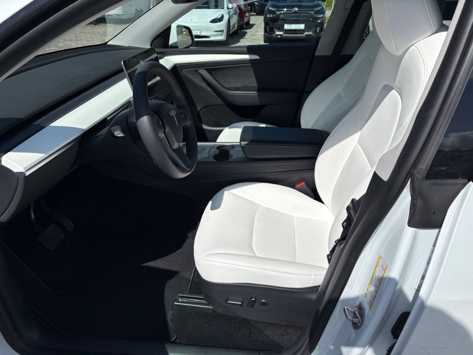 Tesla Model Y RWD Innen weiß