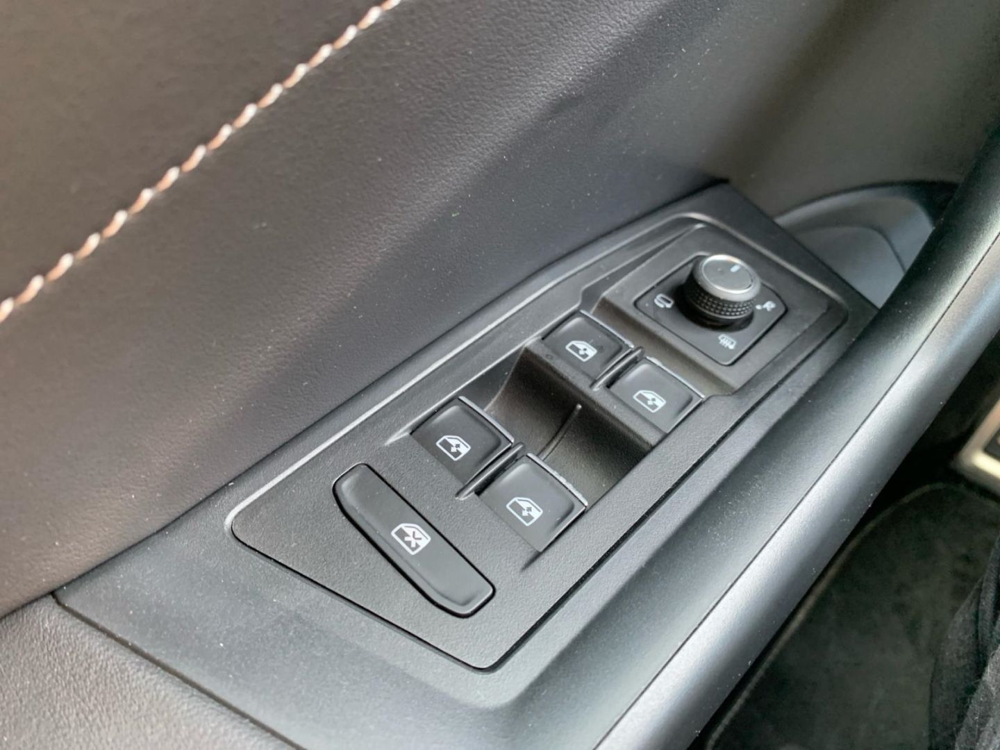 Volkswagen T-Roc 2.0 TDI R-Line - Samsaru's Car Outlet