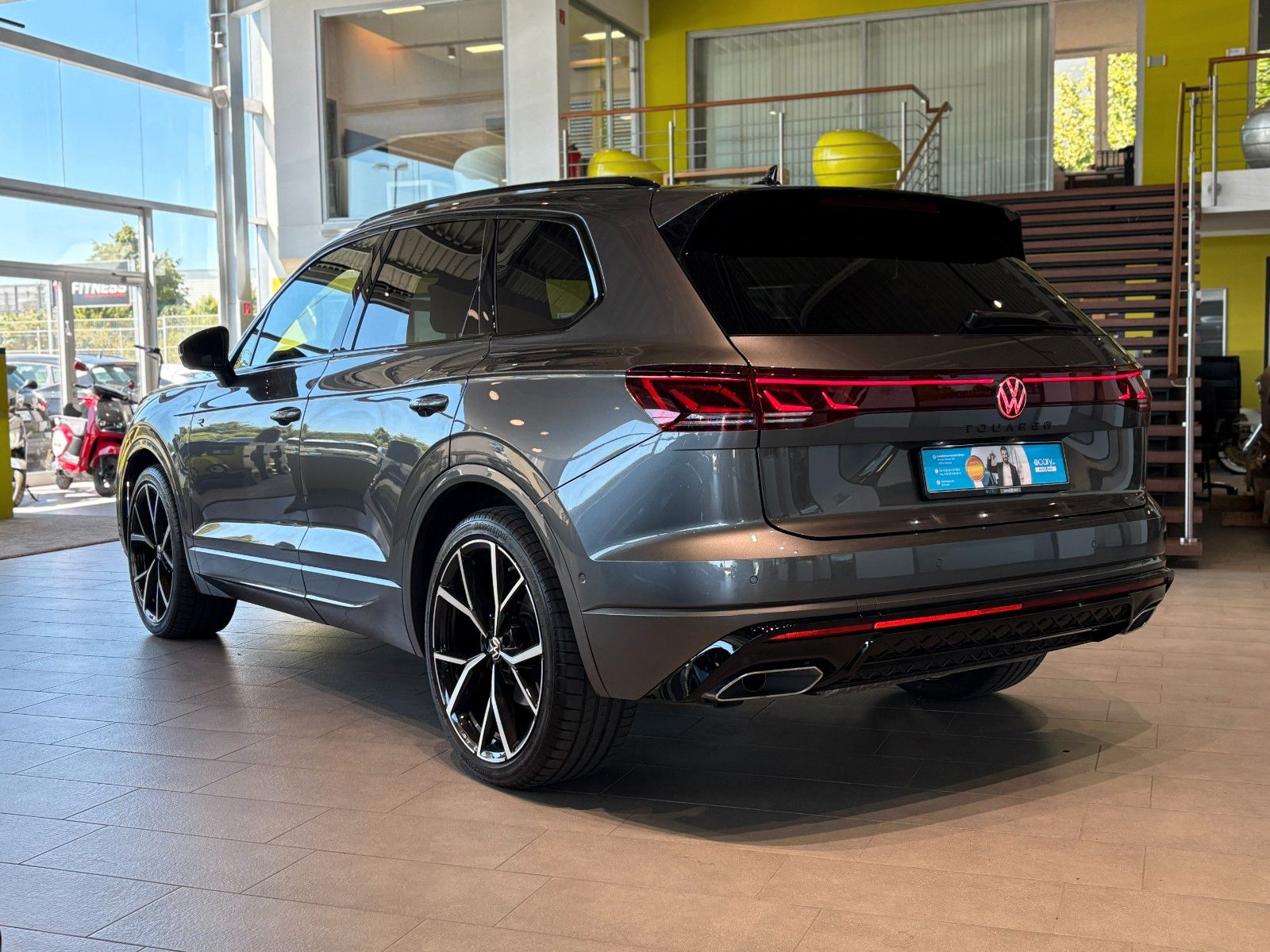 Volkswagen Touareg 3.0 TDI R-Line - Samsaru's Car Outlet