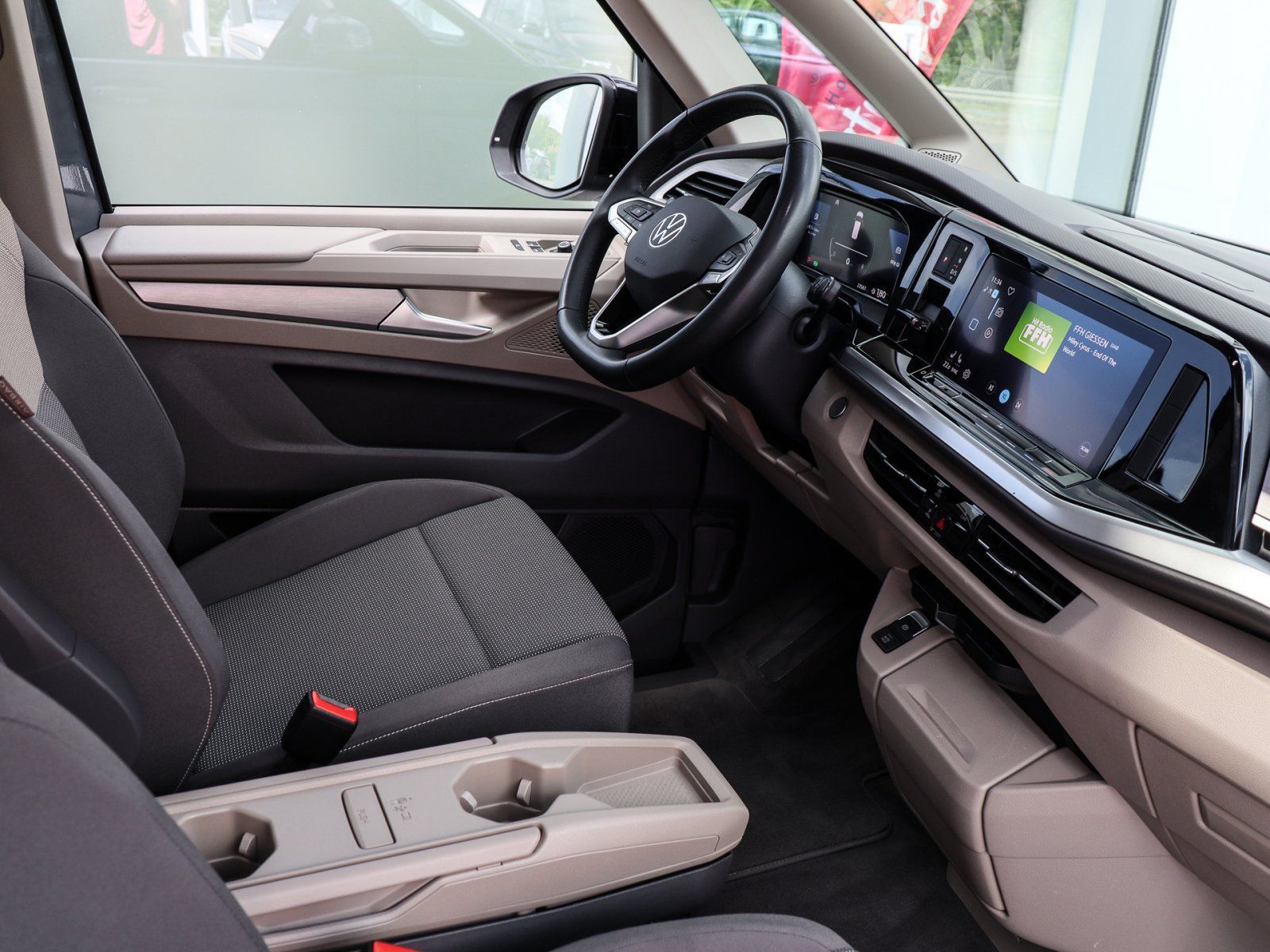 Volkswagen T7 Multivan 1.5 TSI DSG Life - Samsaru's Car Outlet