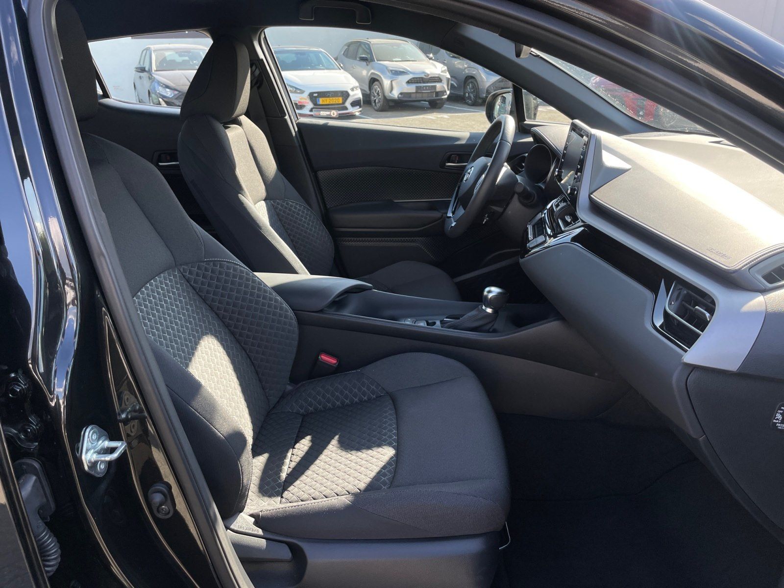 Toyota C-HR 1.8-l-Hybrid 5-Flow - Samsaru's Car Outlet