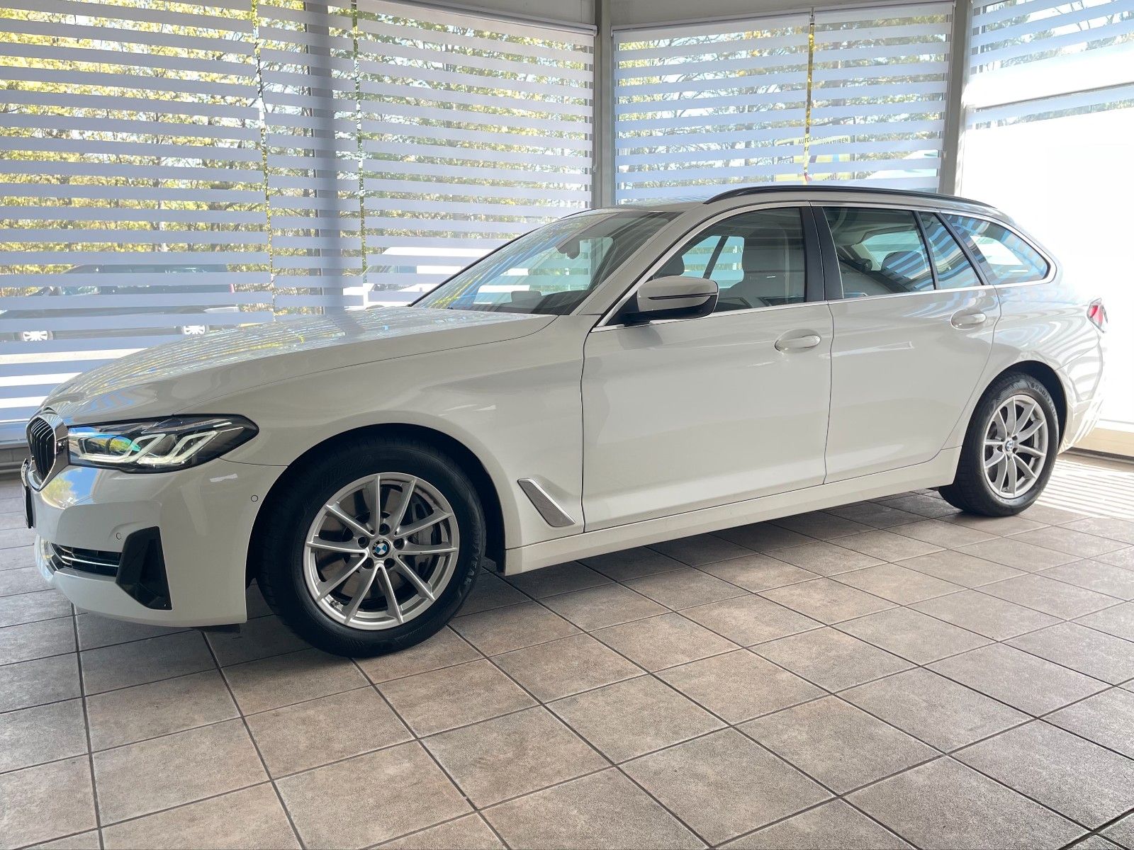 BMW 530d xD LASER HUD 360° AHK 4xKlima DA+ Komf.Zug.