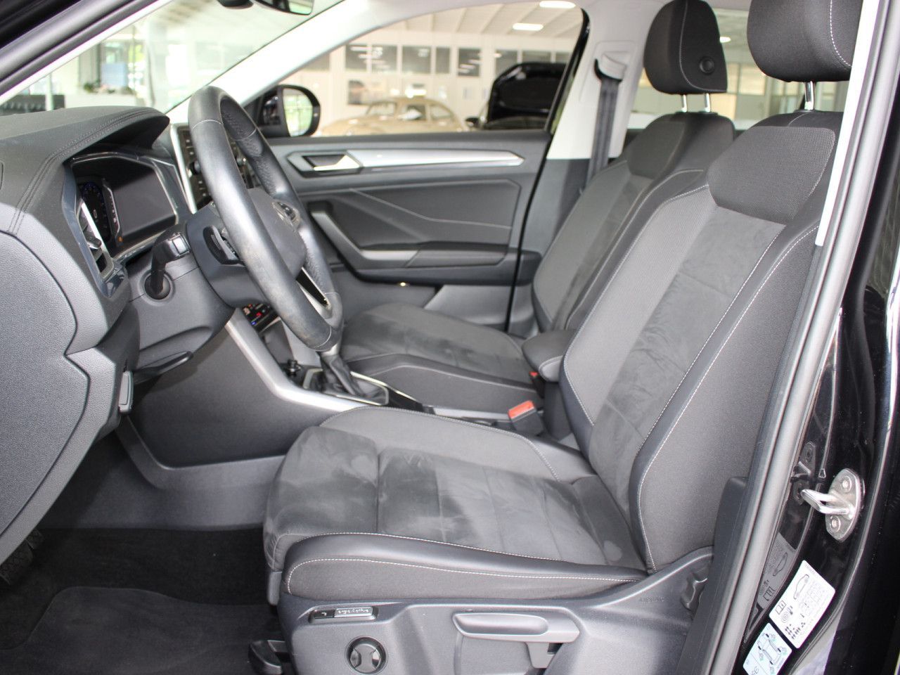 Volkswagen T-Roc 1.5 TSI ACT Style DSG - Samsaru's Car Outlet