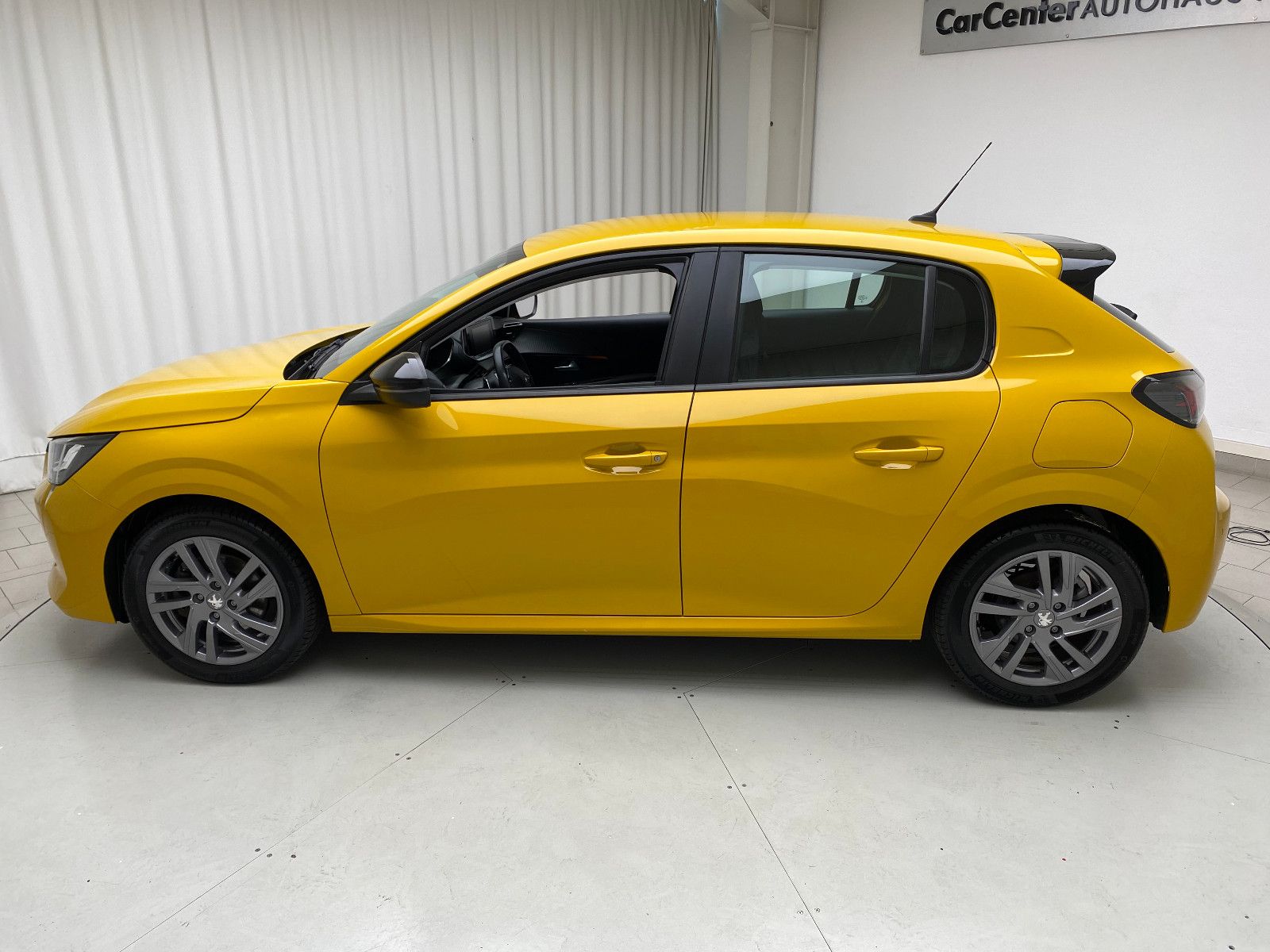 Peugeot 208 Active Pack 1.2 Automatik - Samsaru's Car Outlet