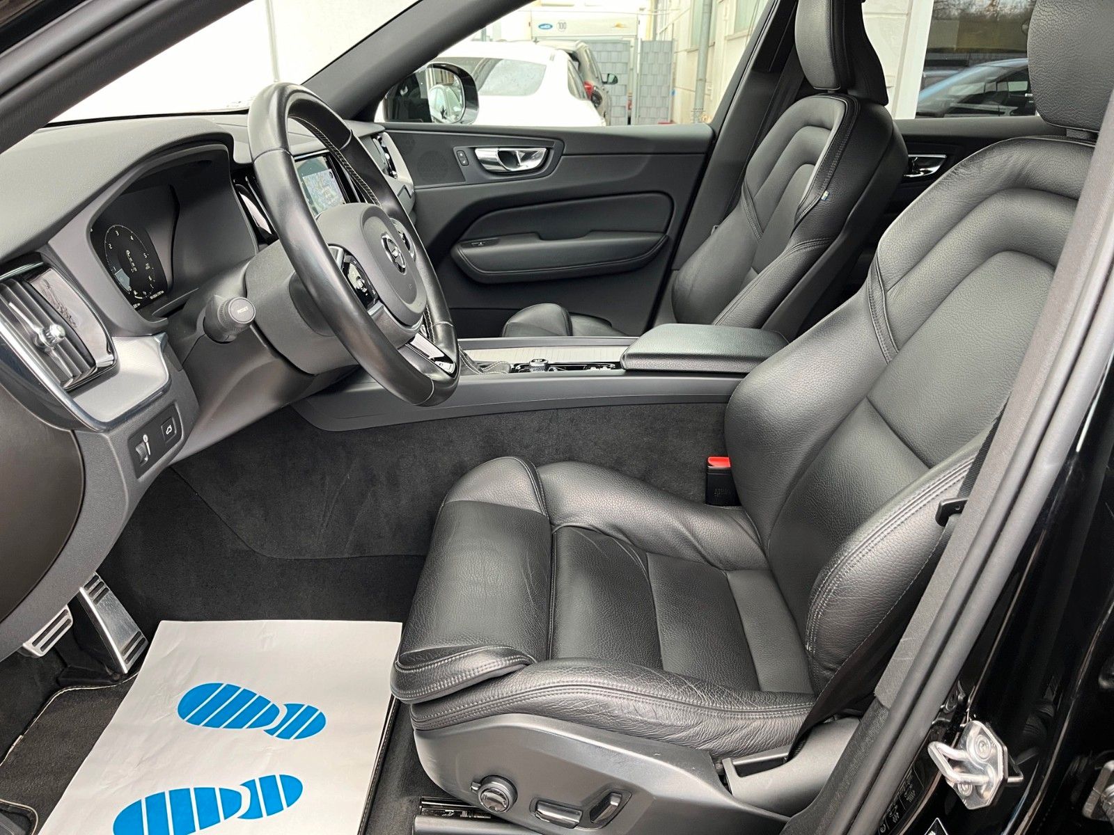 Volvo XC 60 R-Design - Samsaru's Car Outlet