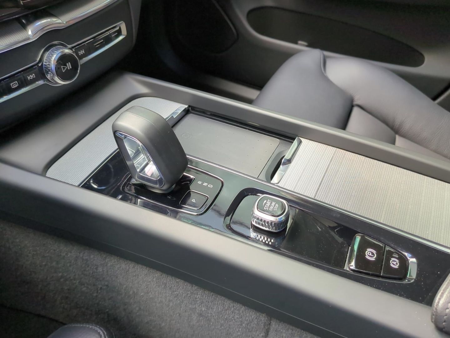 Volvo XC60 B4 AWD Ultimate Dark *Luft*AHK*SH*BLIS*360*