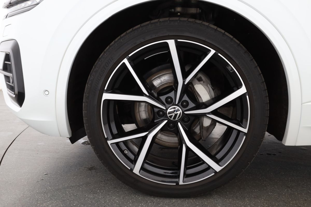 Volkswagen Touareg 3.0 TDI 4MOTION R-Line Black - Samsaru's Car Outlet