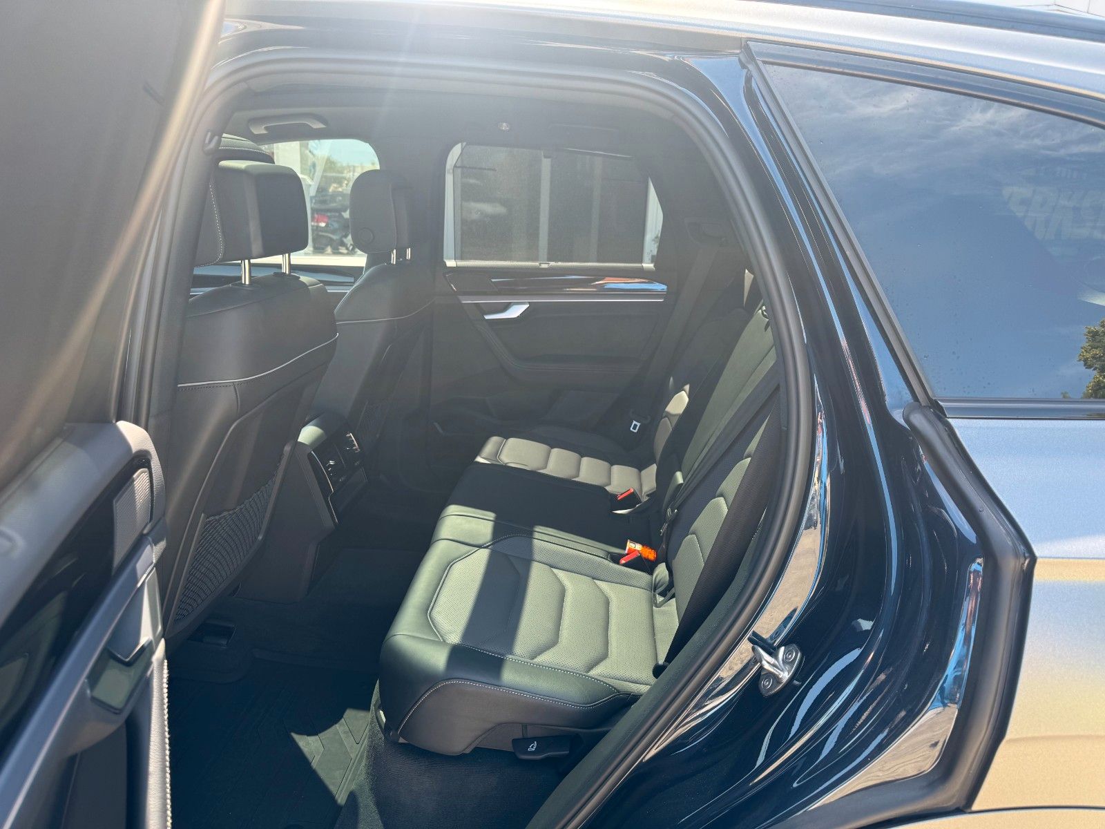 Volkswagen Touareg 3.0 TDI 4Motion R-Line - Samsaru's Car Outlet