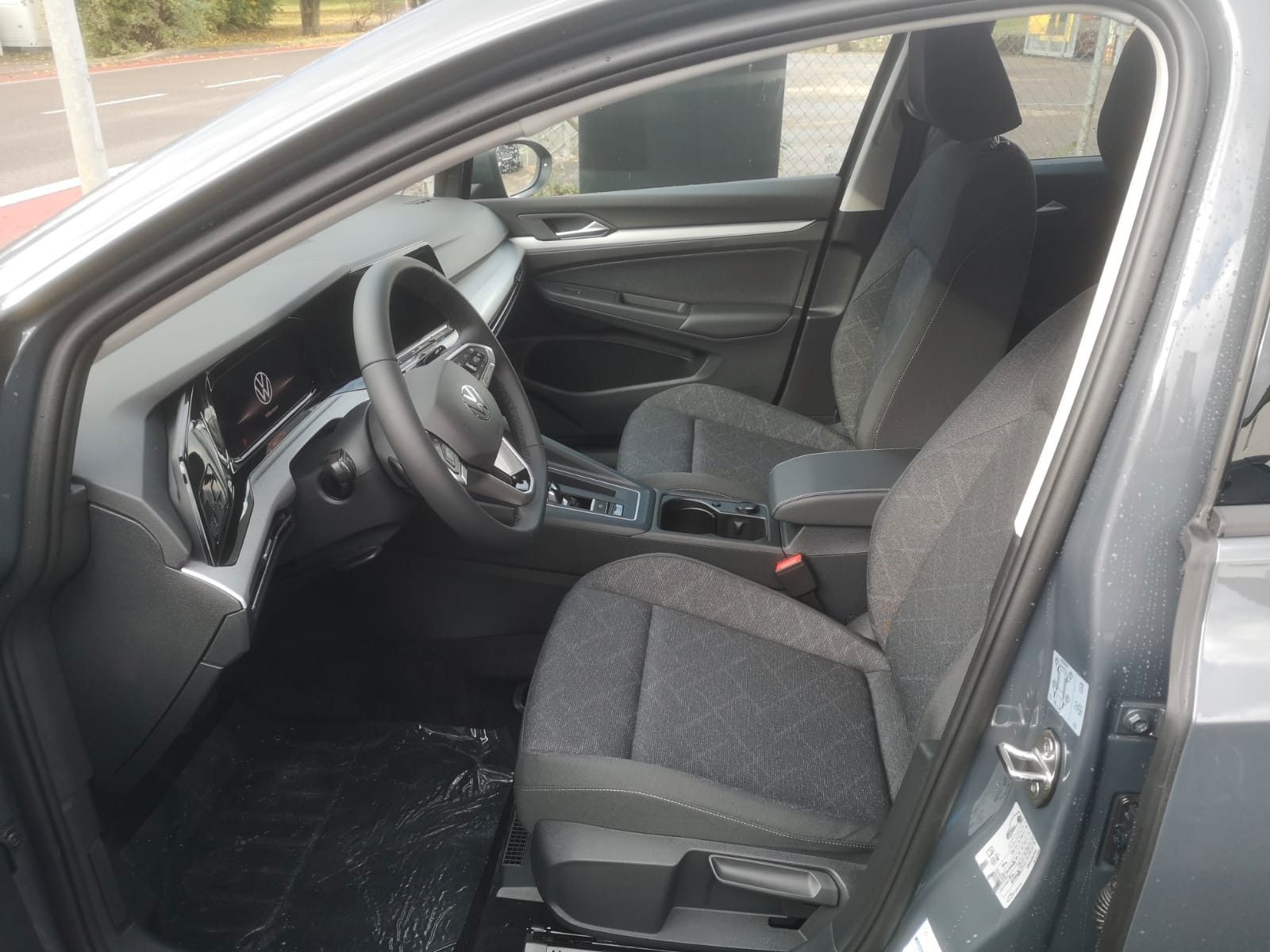 Volkswagen Golf 1.5 eTSI DSG Life - Samsaru's Car Outlet