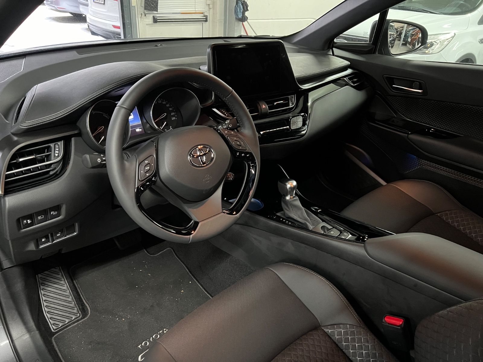 Toyota C-HR Hybrid - Samsaru's Car Outlet