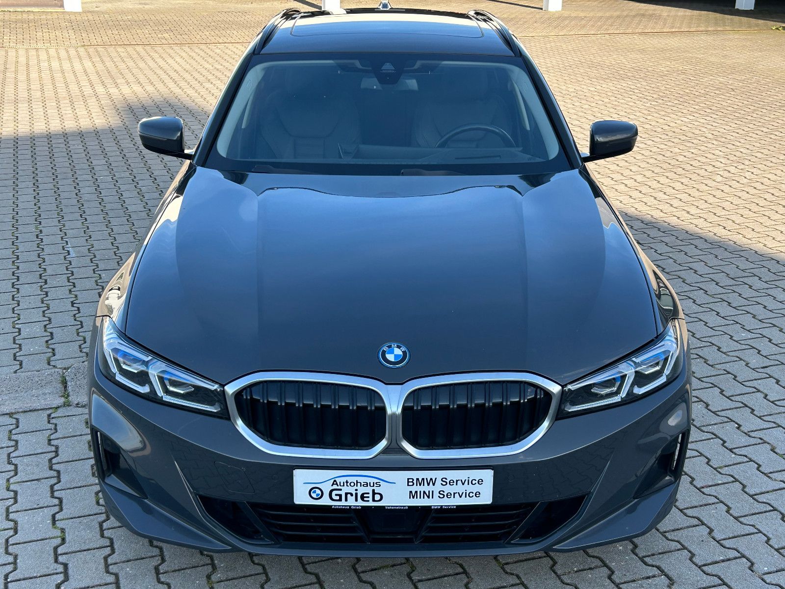 BMW 330 e xDrive,AHK,Leder,el. Sitz,Head Up,Glasdach
