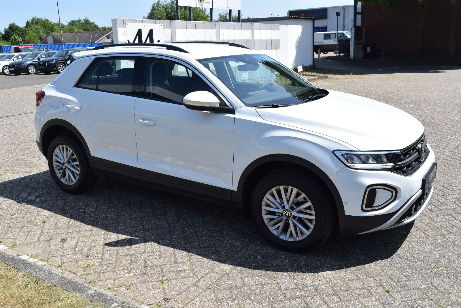 Volkswagen T-Roc Life - Samsaru's Car Outlet