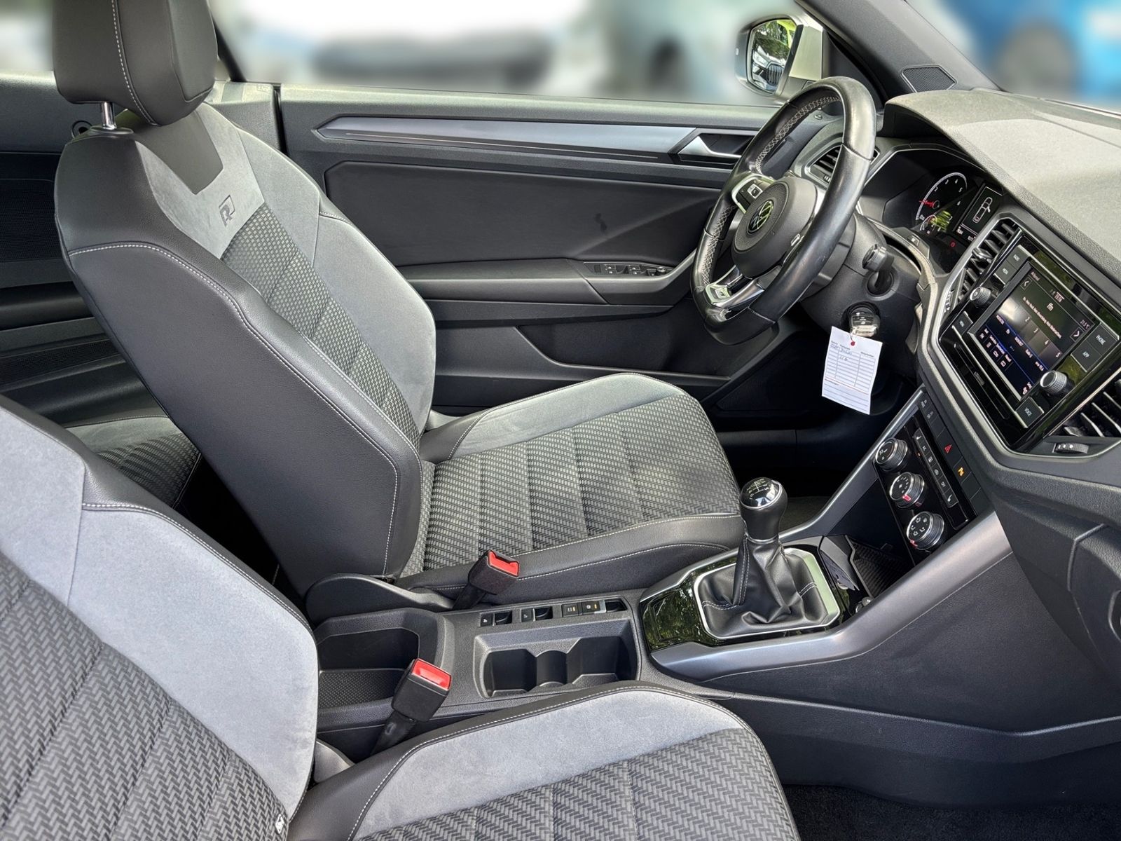 Volkswagen T-Roc R-LINE - Samsaru's Car Outlet