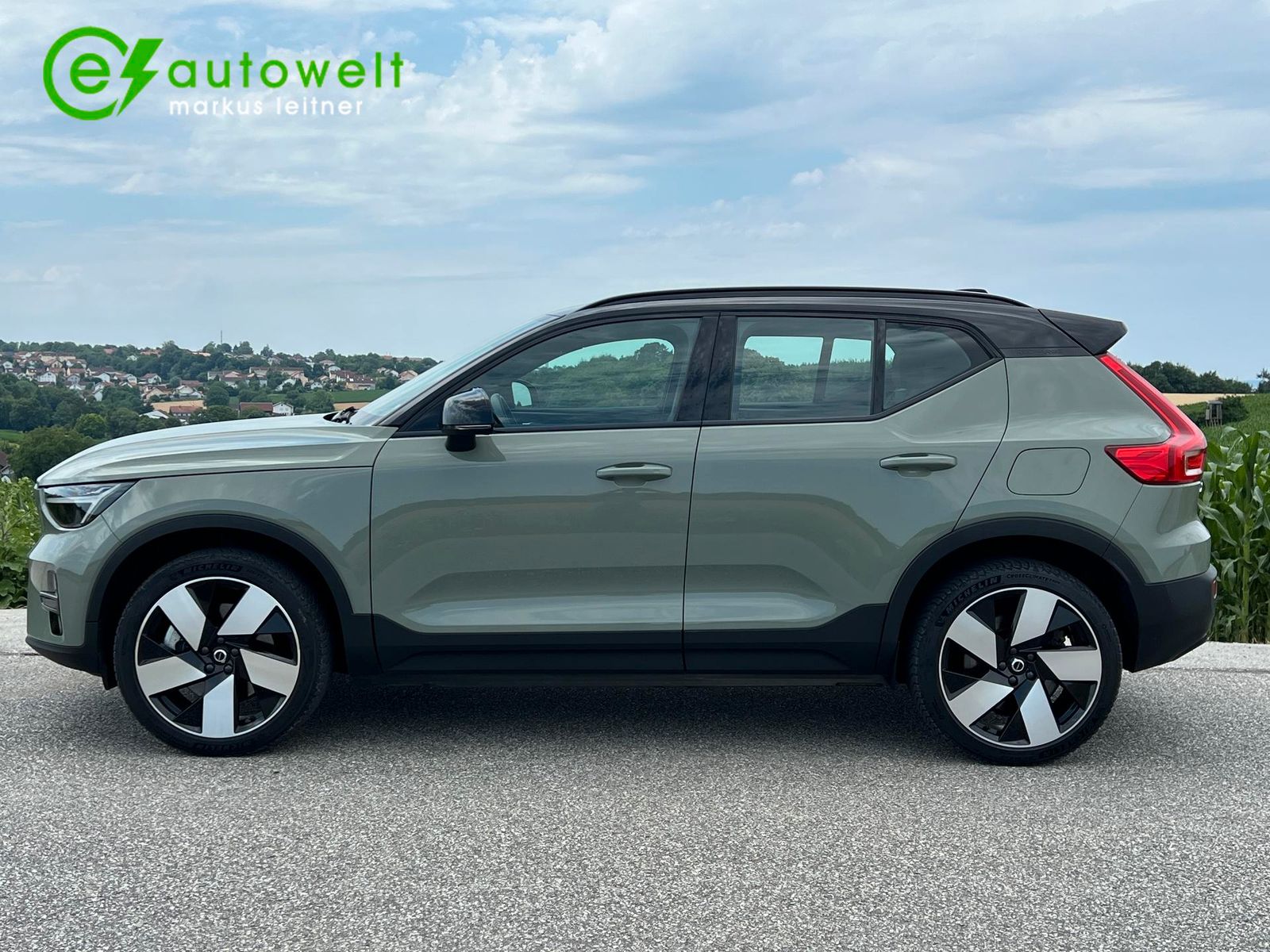 Volvo XC40 Plus Recharge Pure AWD - Samsaru's Car Outlet