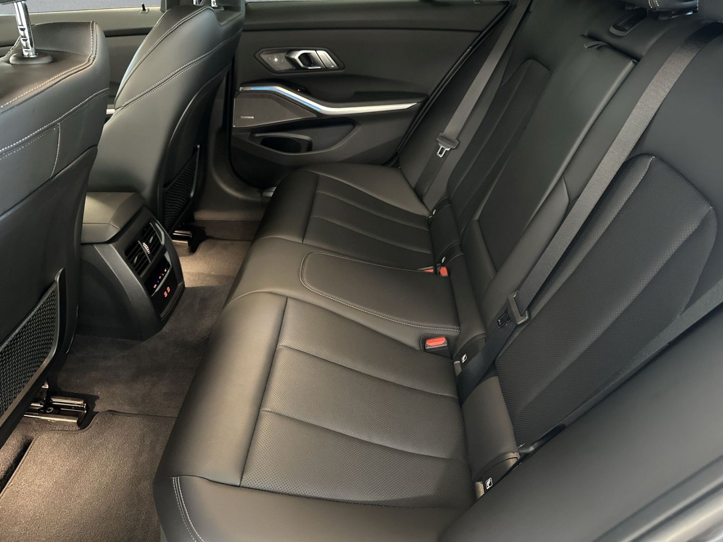 BMW 330 e xDrive M-SPORT - Samsaru's Car Outlet
