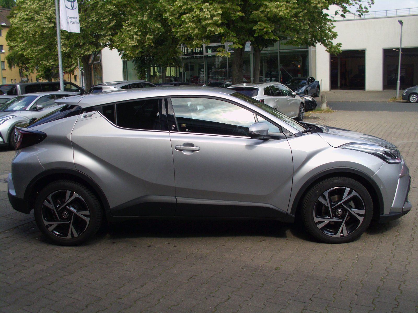 Toyota C-HR Hybrid Team D - Samsaru's Car Outlet