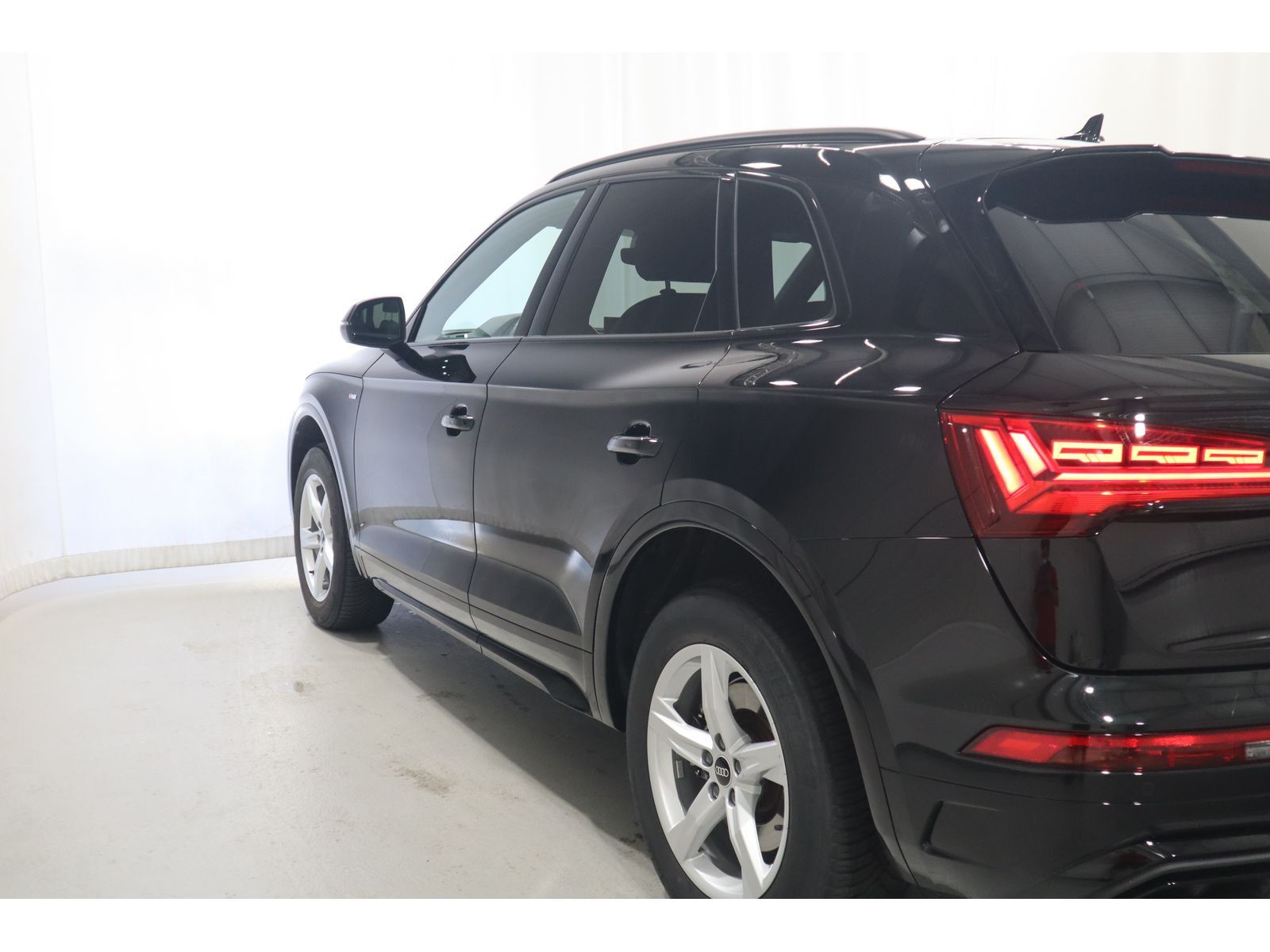 Audi Q5 40 TDI quattro S line - Samsaru's Car Outlet