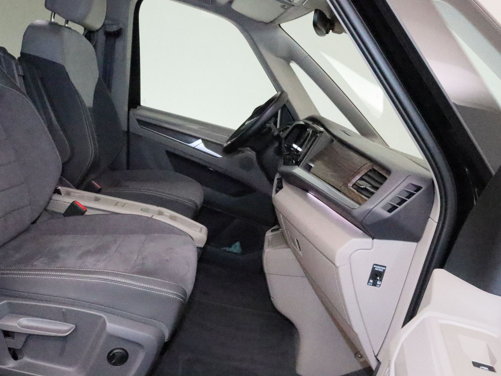 Volkswagen T7 Multivan 2.0 TDI Style - Samsaru's Car Outlet