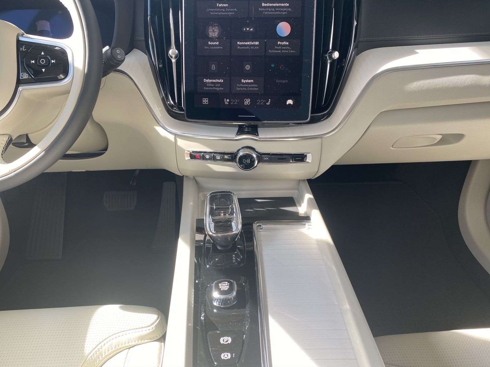 Volvo XC60 T8 Ultra Dark -Faclieft - Premium Paket AHK