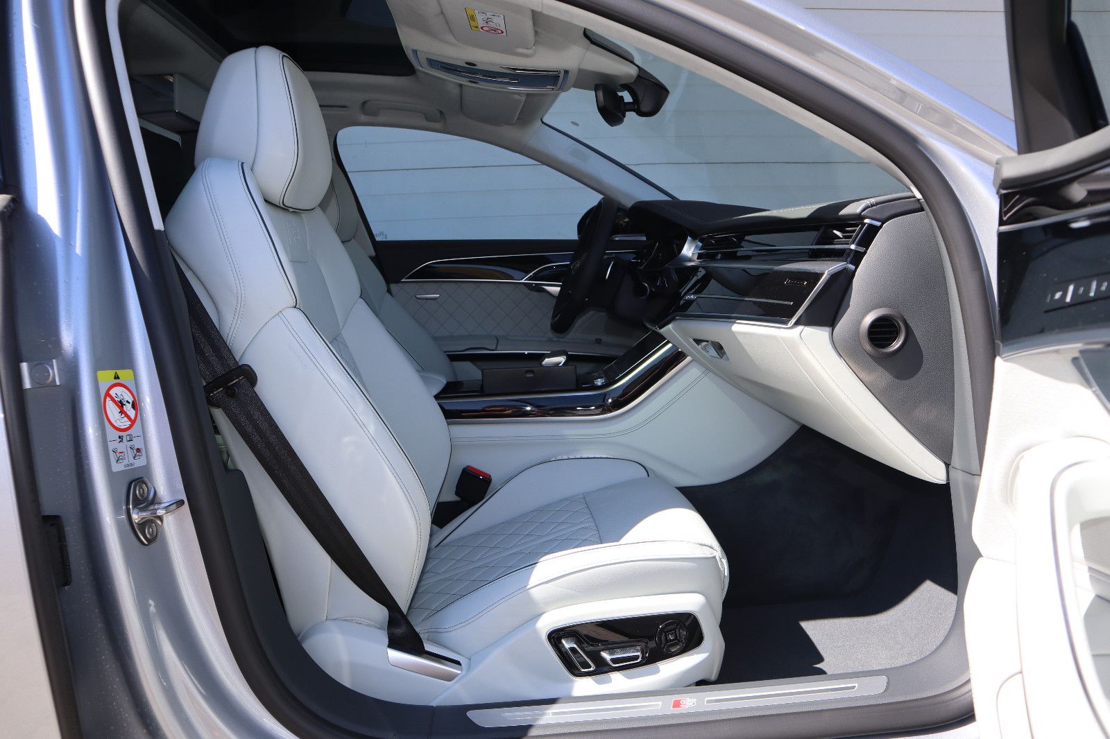 Audi A8L 60 TFSIe lang exclusive S-LINE - Samsaru's Car Outlet