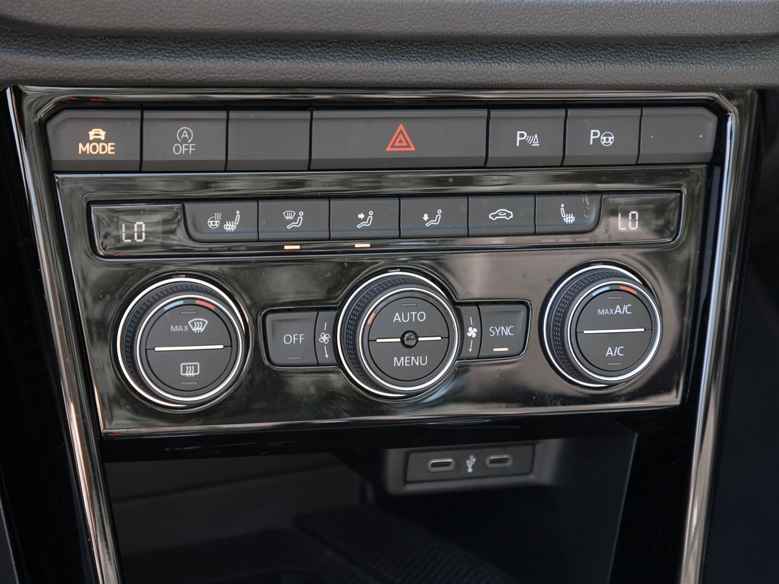 Volkswagen T-Roc 1.5 TSI DSG R-LINE EDITION - Samsaru's Car Outlet