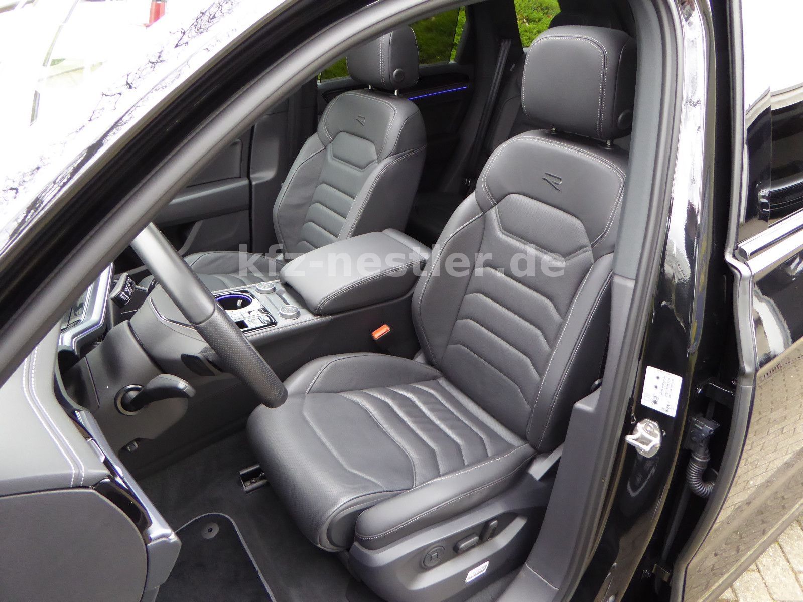 Volkswagen Touareg R eHybrid - Samsaru's Car Outlet