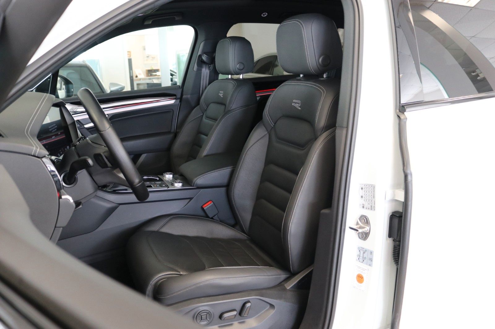 Volkswagen Touareg R-Line Luft AHK Matrix Pano 360° STHZ