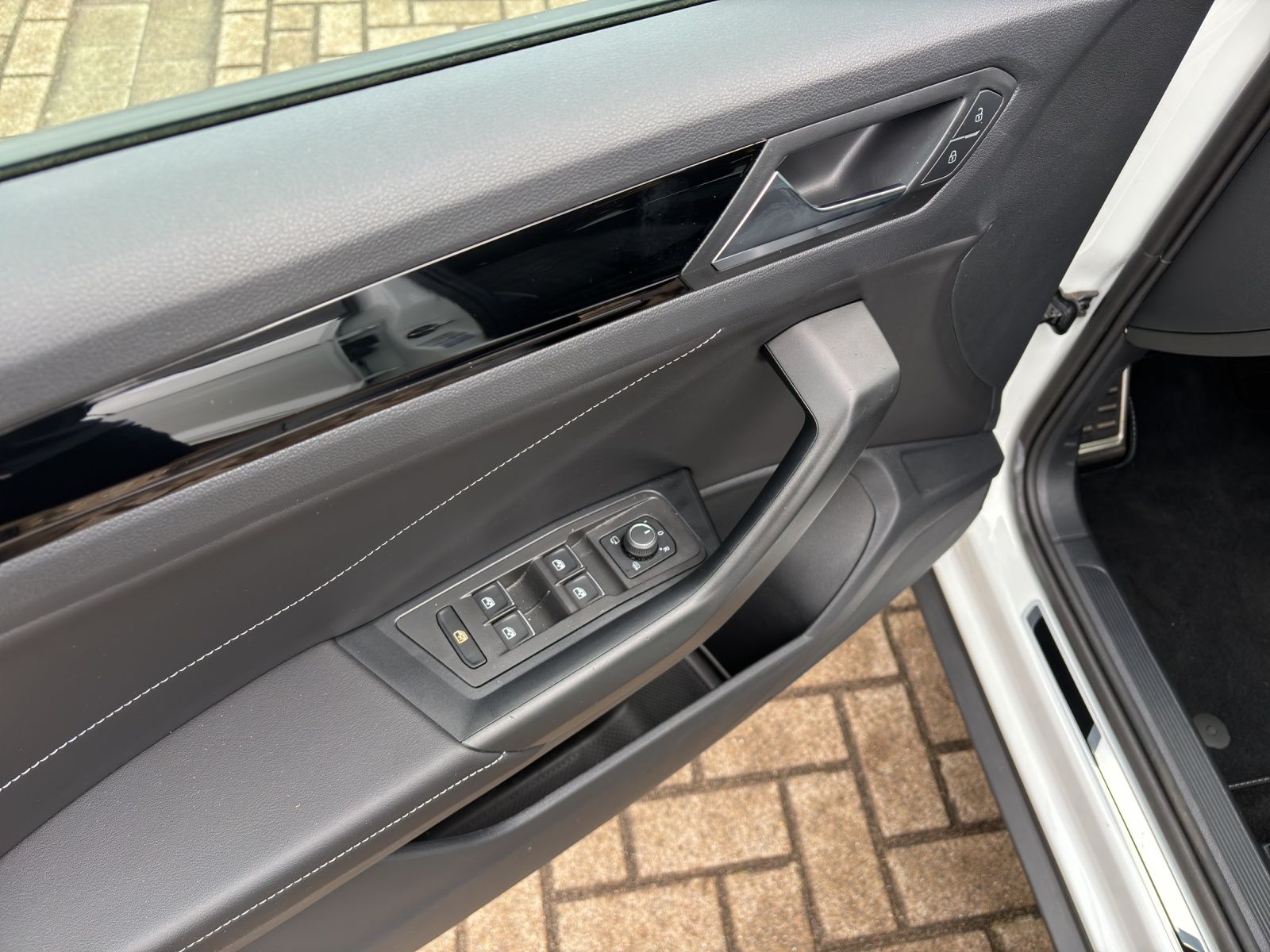 Volkswagen T-Roc 1.5 TSI DSG R-Line - Samsaru's Car Outlet