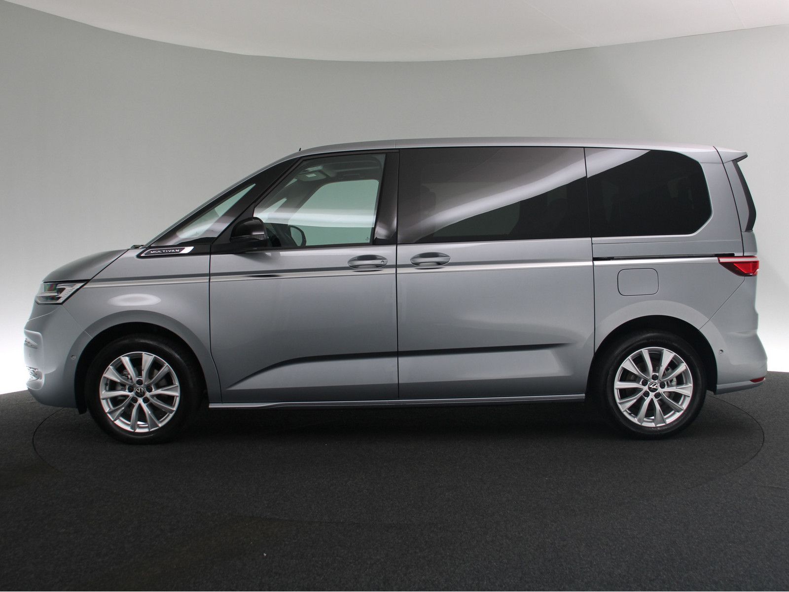 Volkswagen T7 Multivan 2.0 TDI Style - Samsaru's Car Outlet
