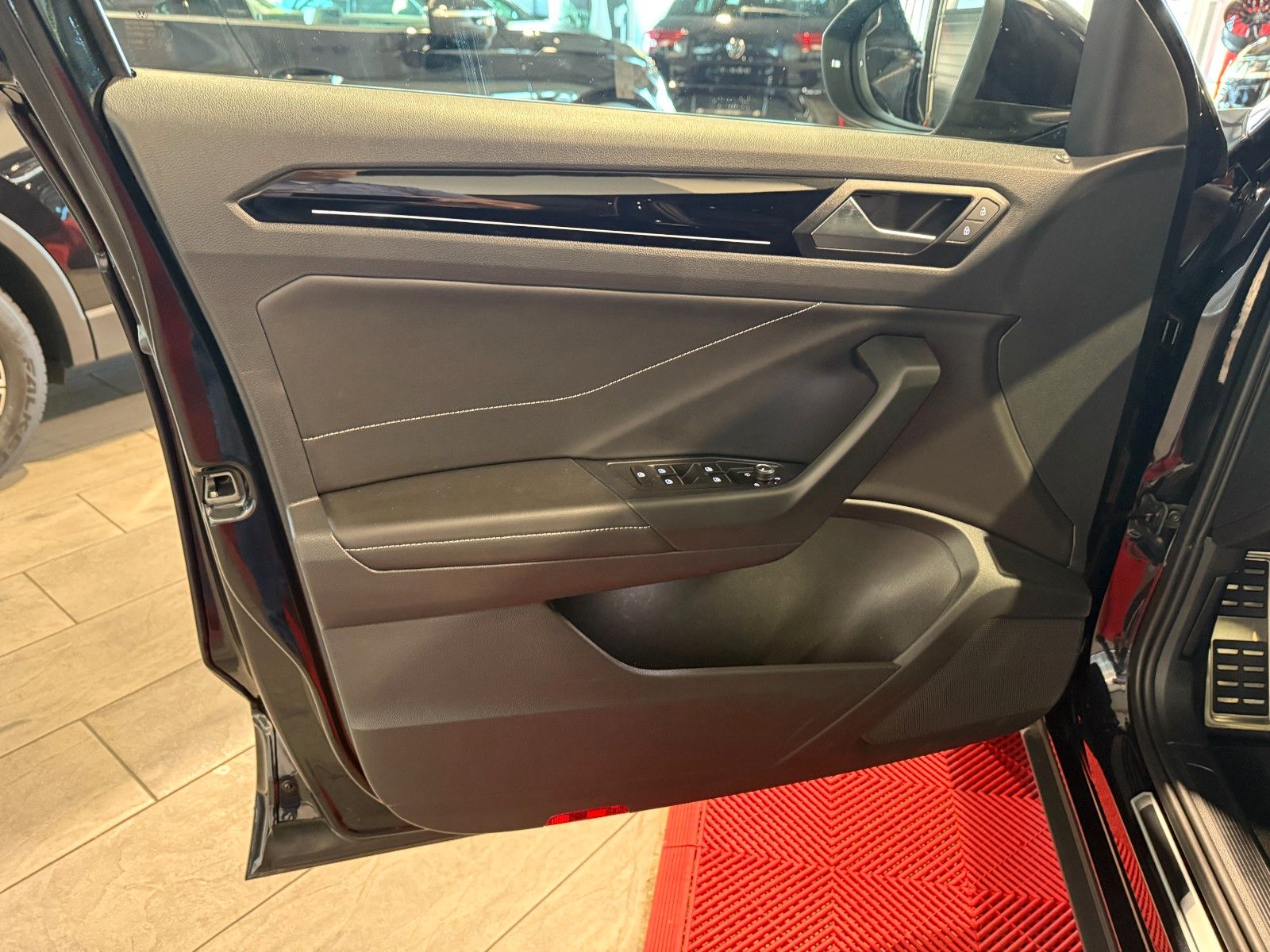 Volkswagen T-Roc R-Line - Samsaru's Car Outlet