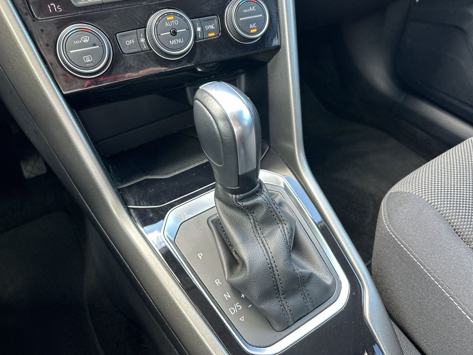Volkswagen T-Roc 2.0 TDI Style - Samsaru's Car Outlet