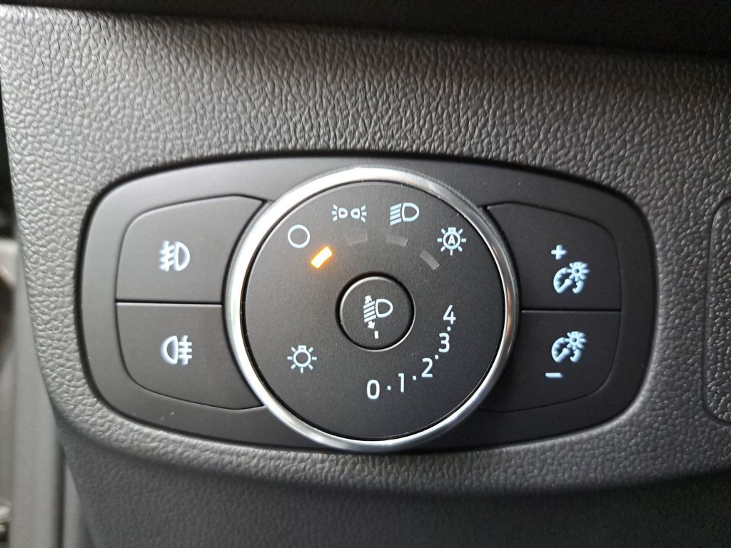 Ford Focus Turnier 1.5 Aut. TITANIUM NAVI RFK LED SHZ