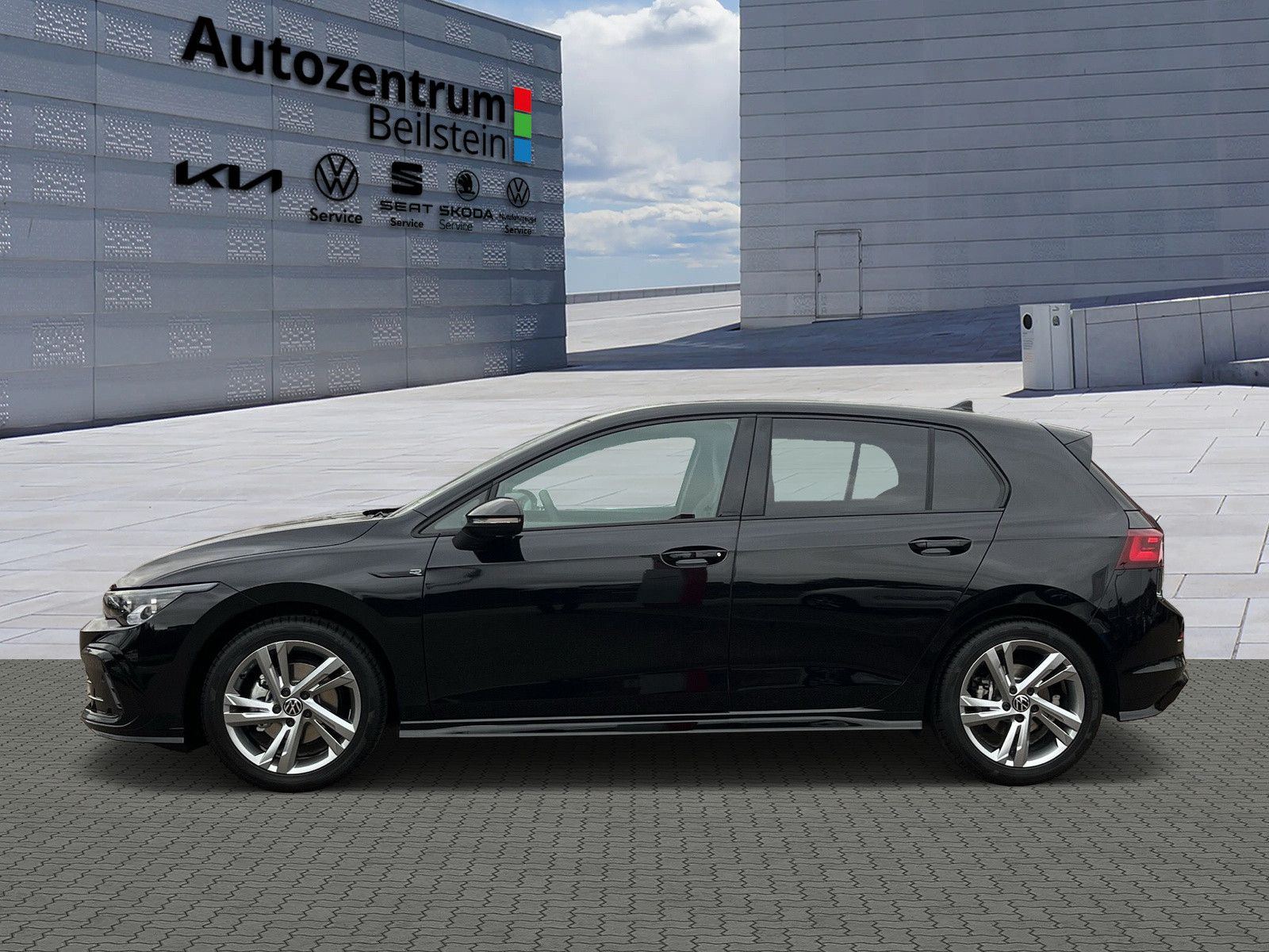 Volkswagen Golf VIII 1.5 eTSI DSG R-Line - Samsaru's Car Outlet